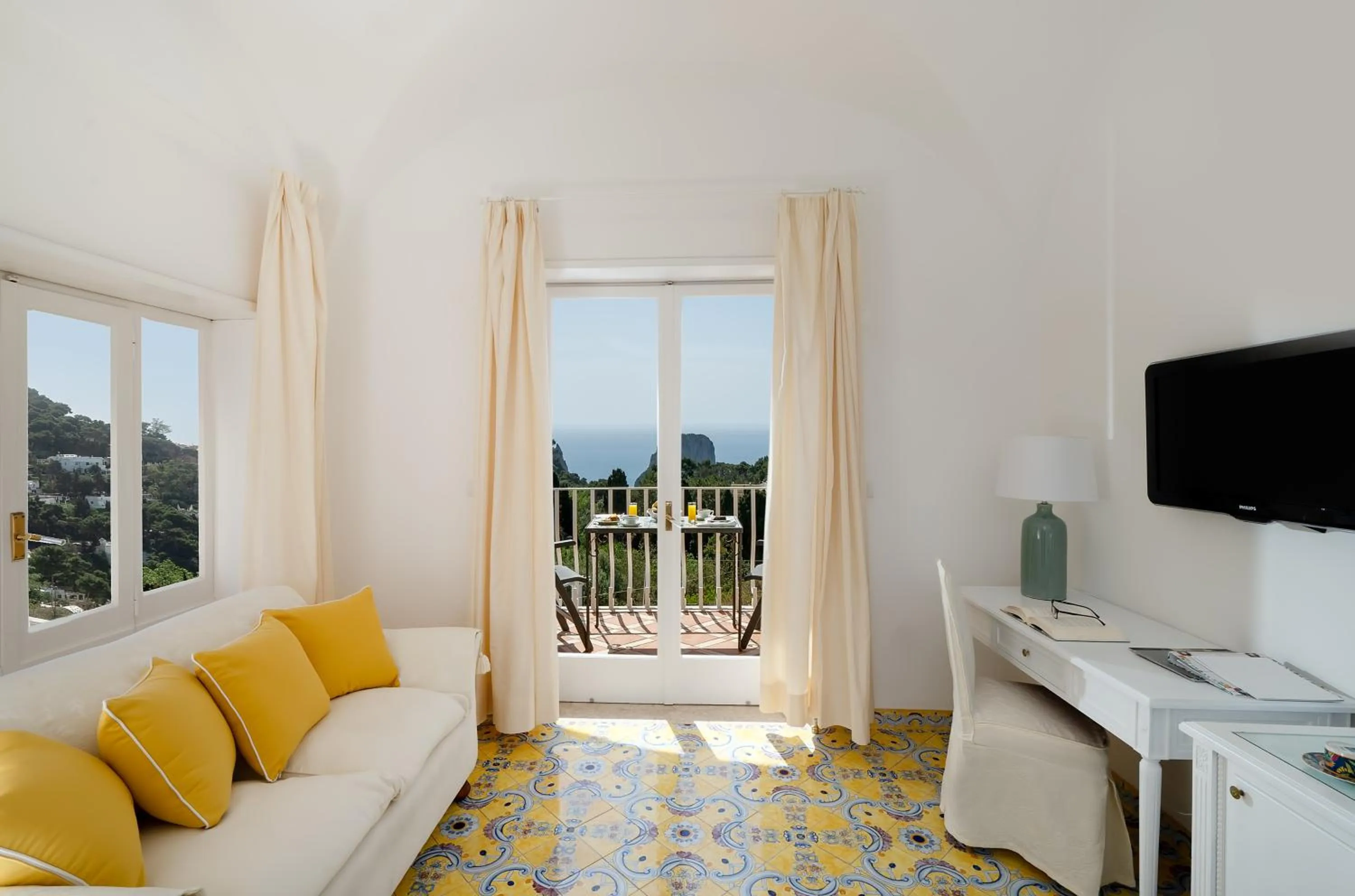 Photo of the whole room in Sina Flora