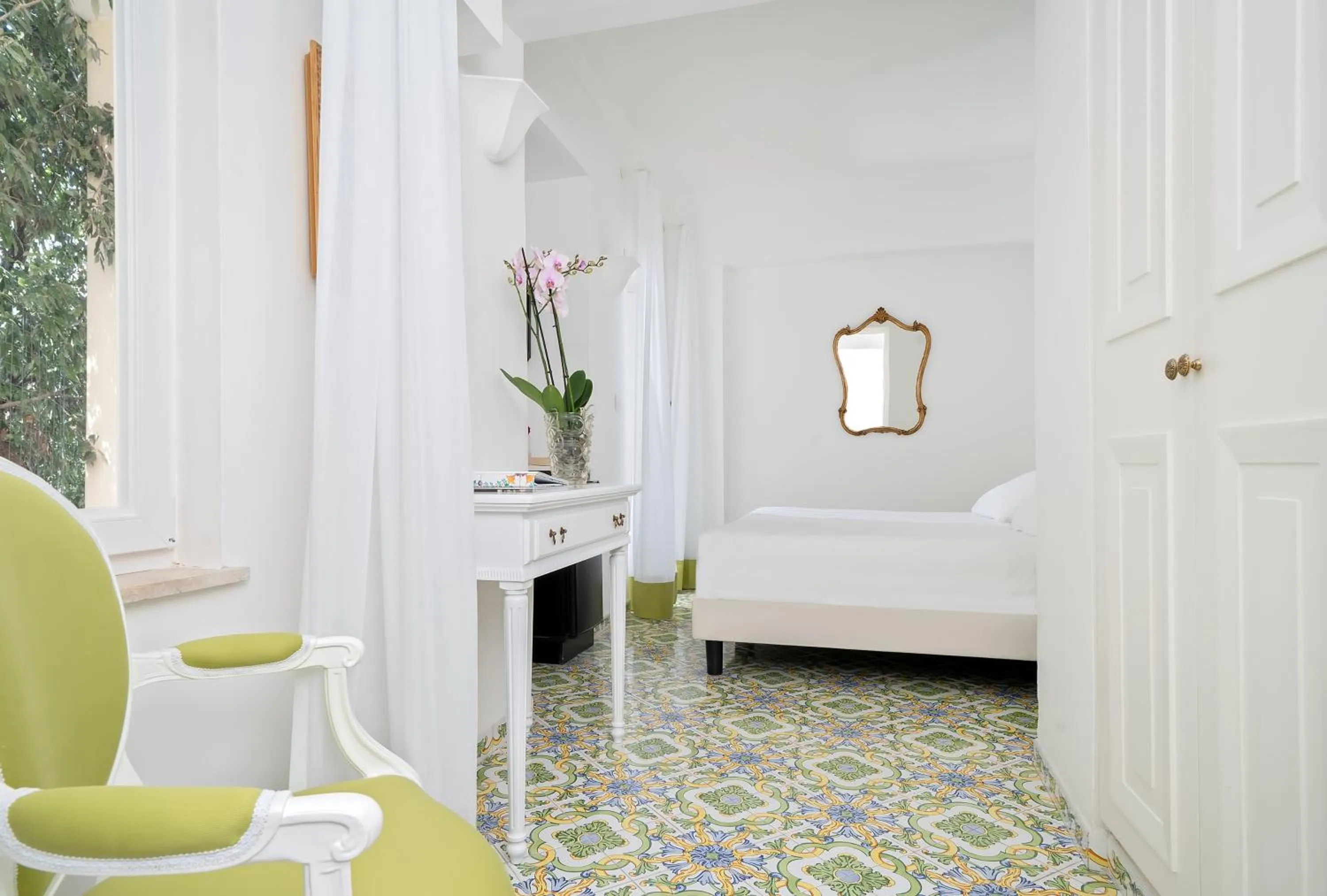 Photo of the whole room in Sina Flora