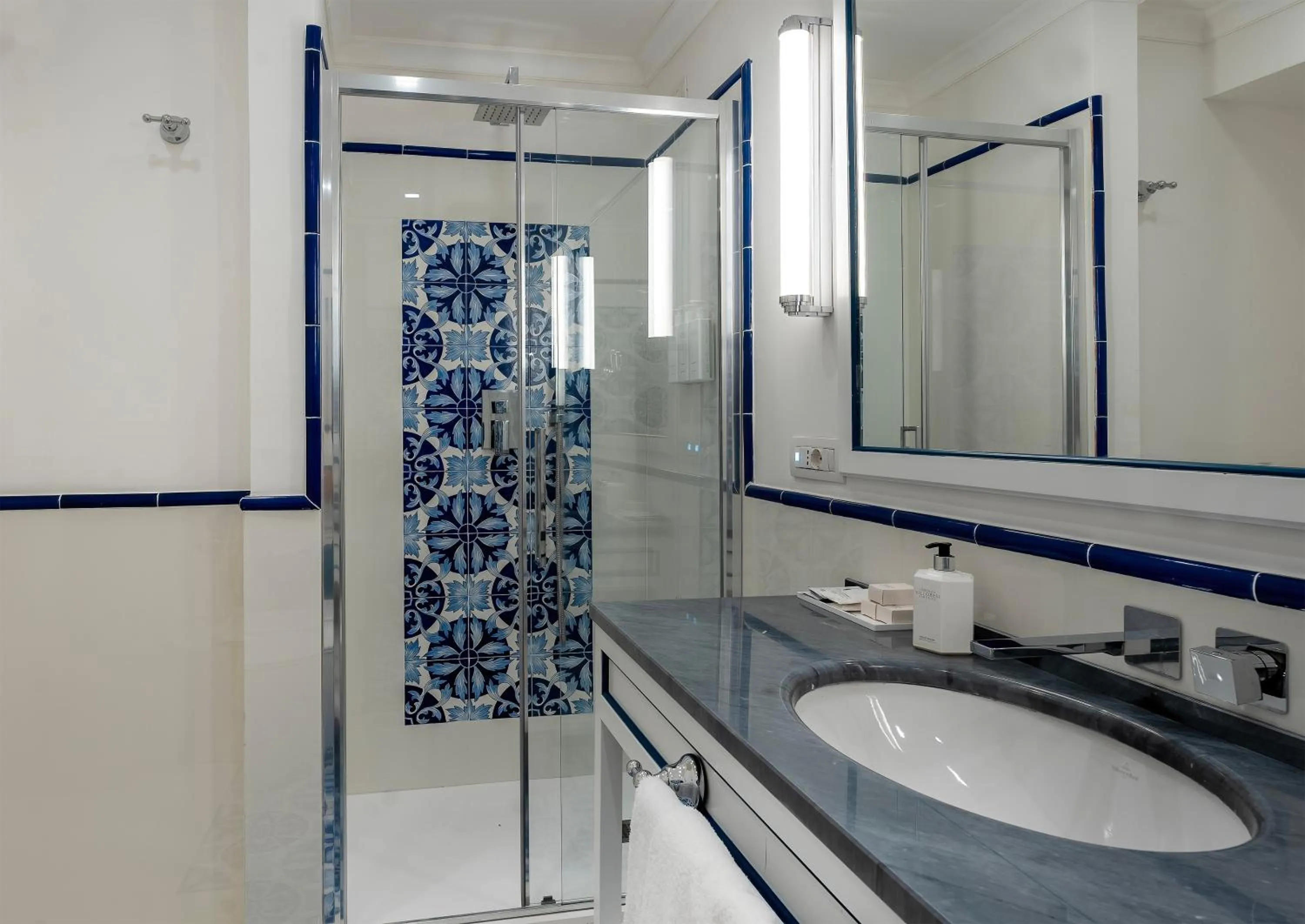 Bathroom in Sina Flora