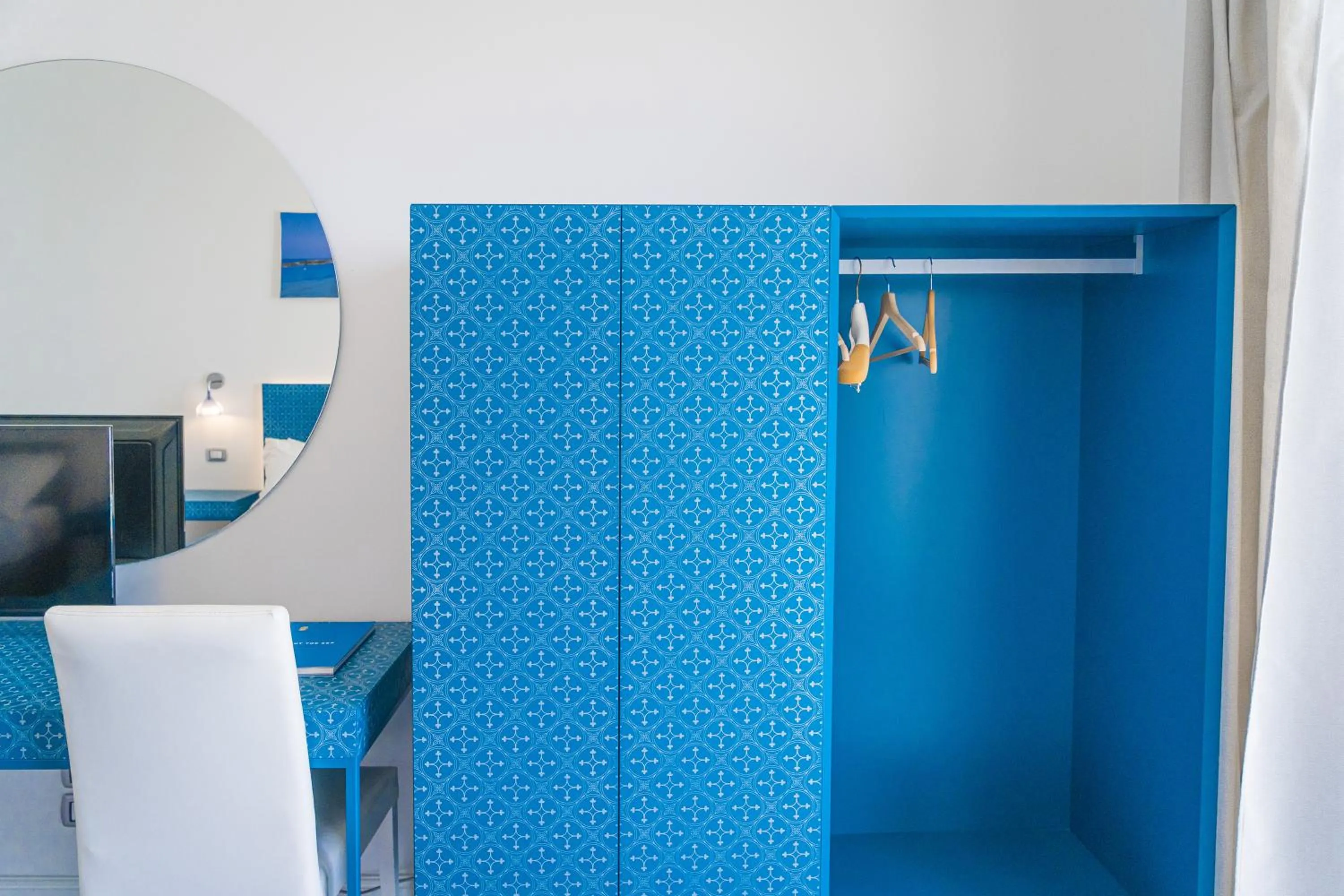 wardrobe, Bed in Hotel Orsa Maggiore