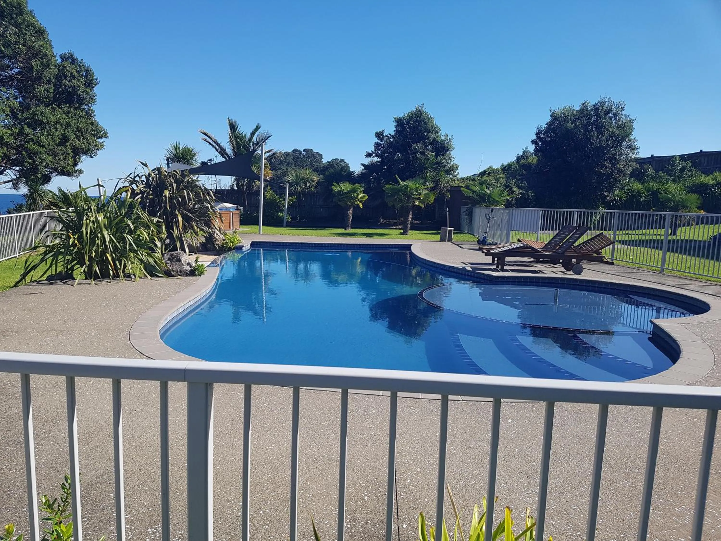Swimming pool in Te Kaha Beach Hotel