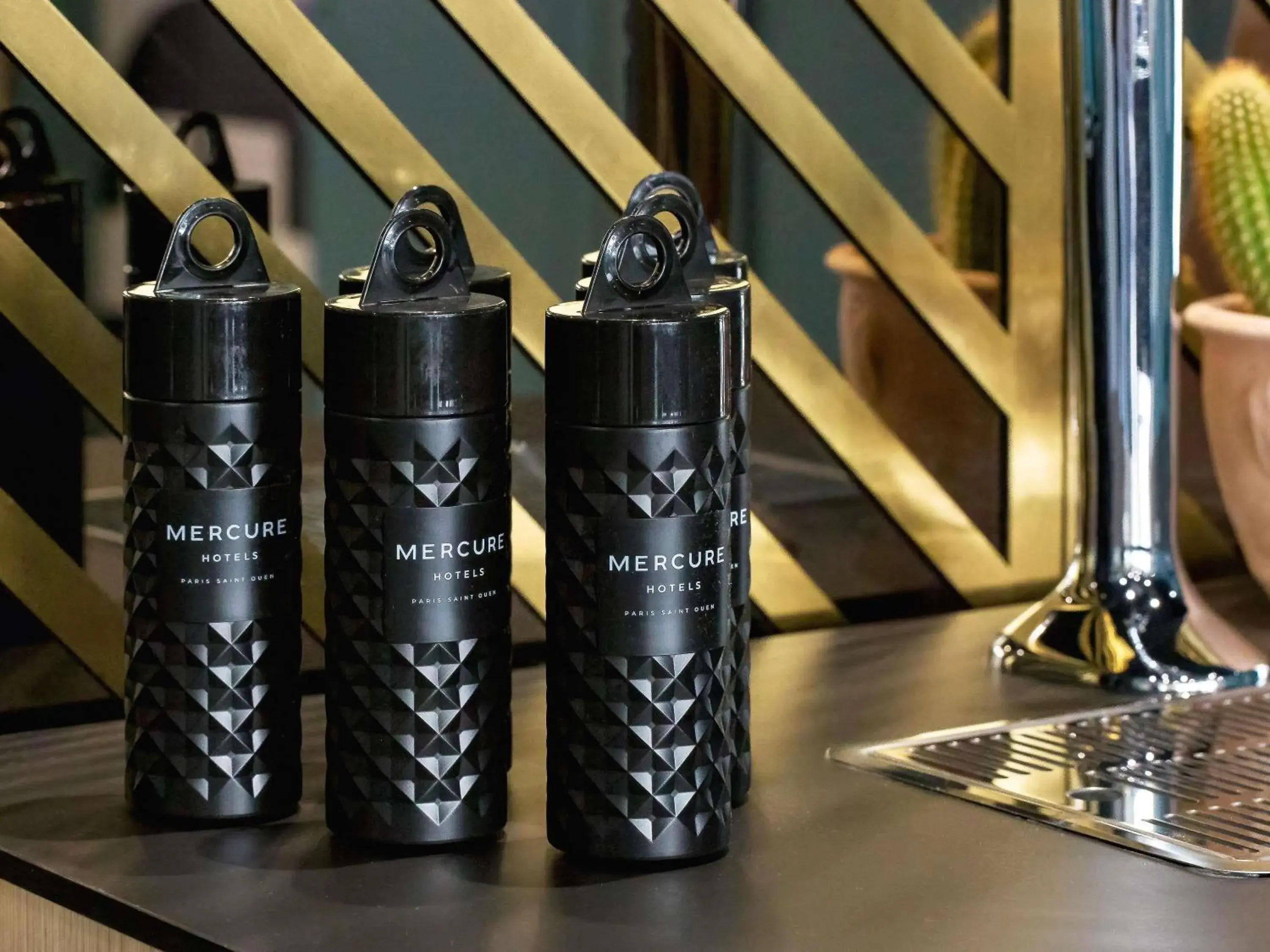 Property building in Mercure Paris Saint-Ouen Property building in Mercure Paris Saint-Ouen