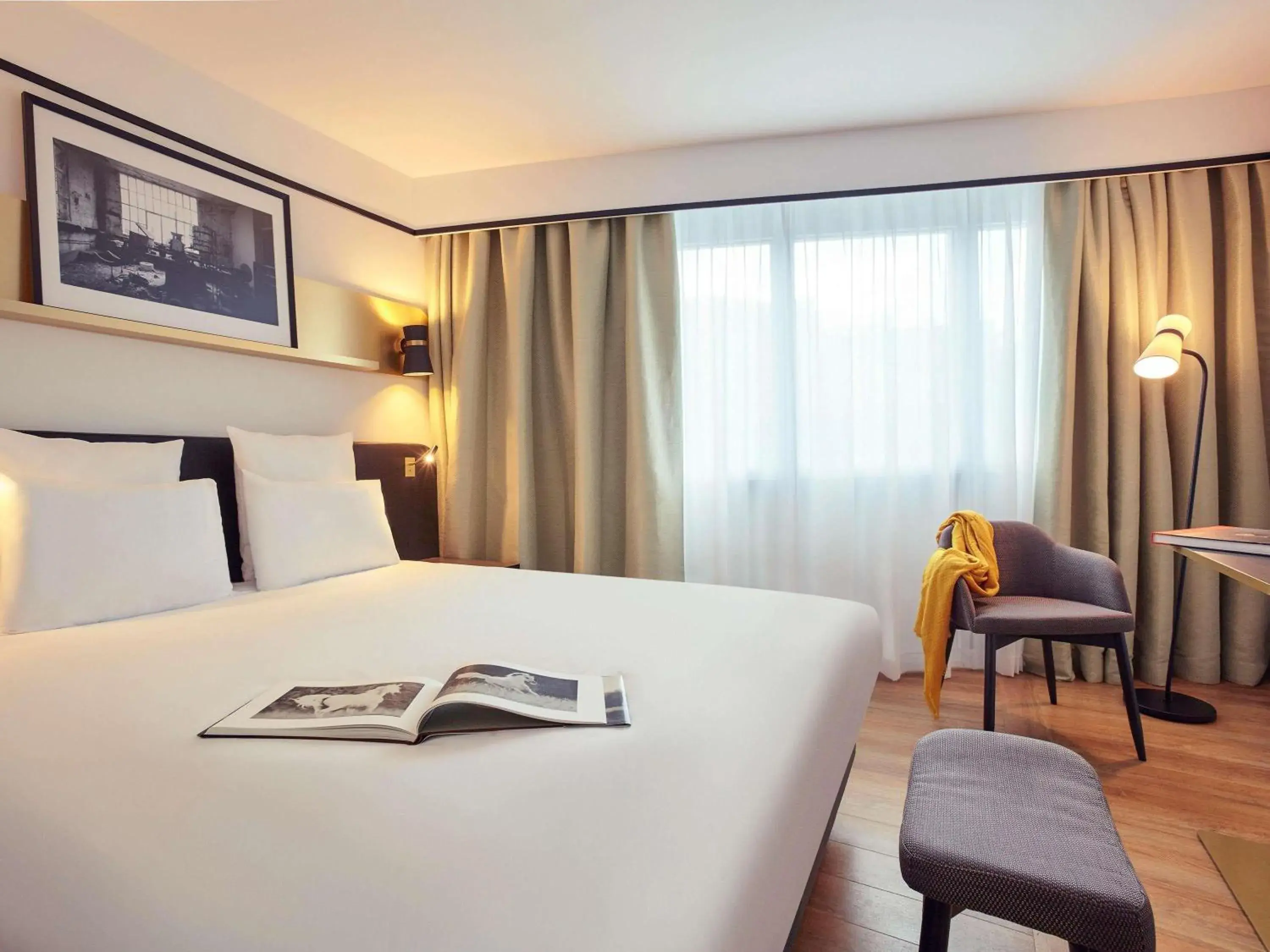 Property building, Bed in Mercure Paris Saint-Ouen Property building, Bed in Mercure Paris Saint-Ouen