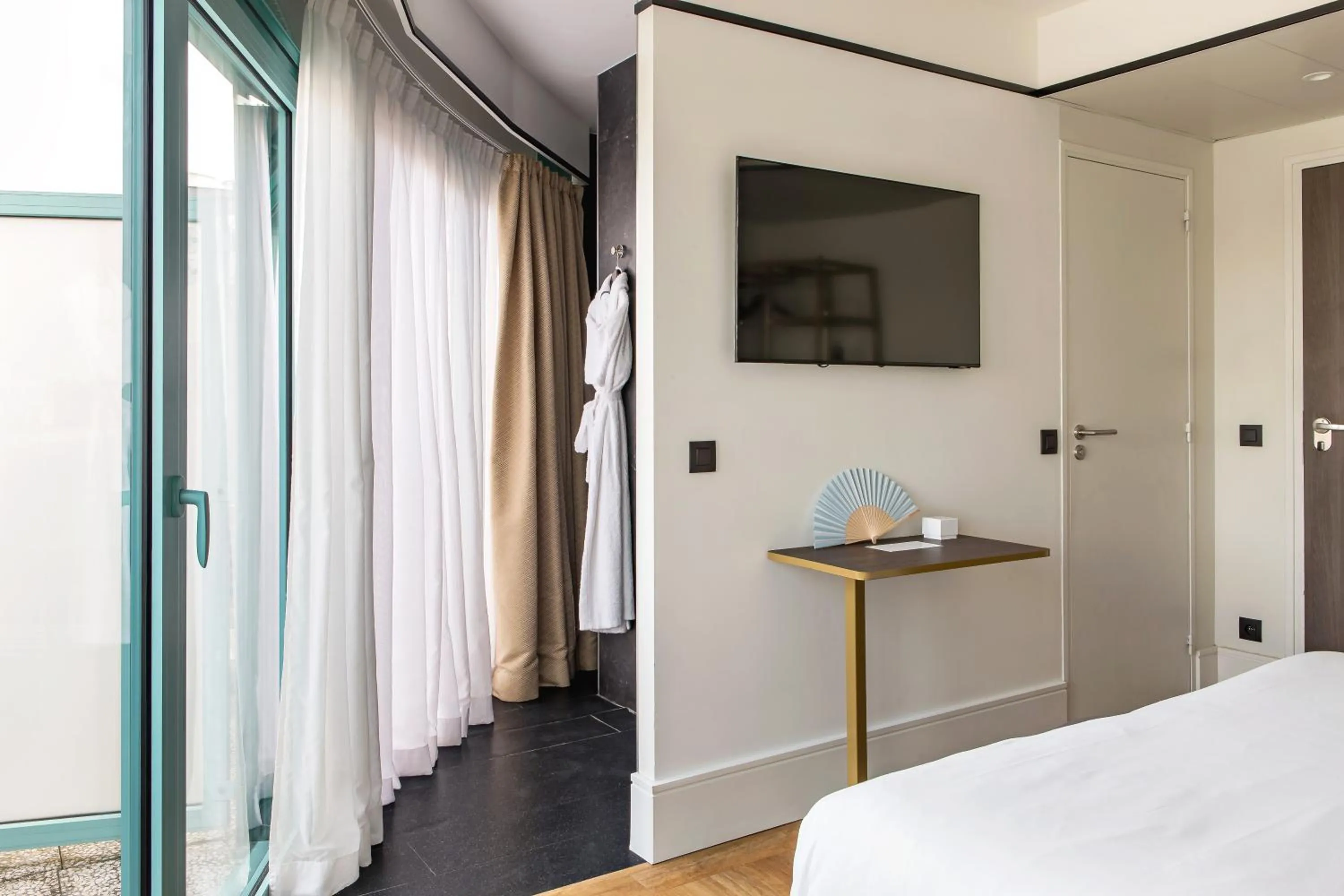 Photo of the whole room, Bed in Mercure Paris Saint-Ouen