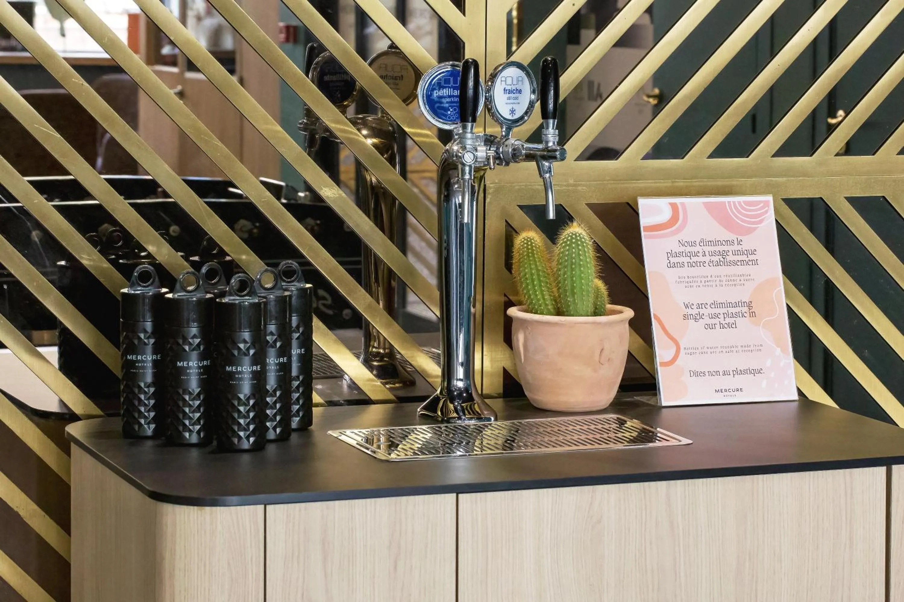 Lounge or bar in Mercure Paris Saint-Ouen