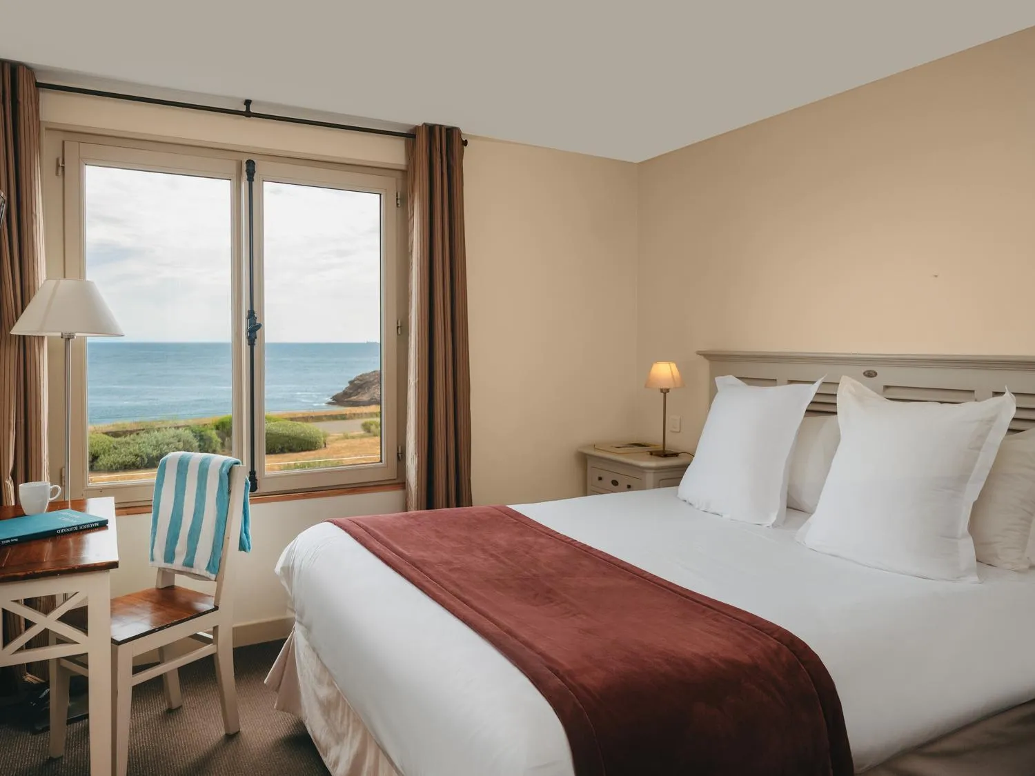 Photo of the whole room, Bed in Le Grand Large, Belle-Ile-En-Mer