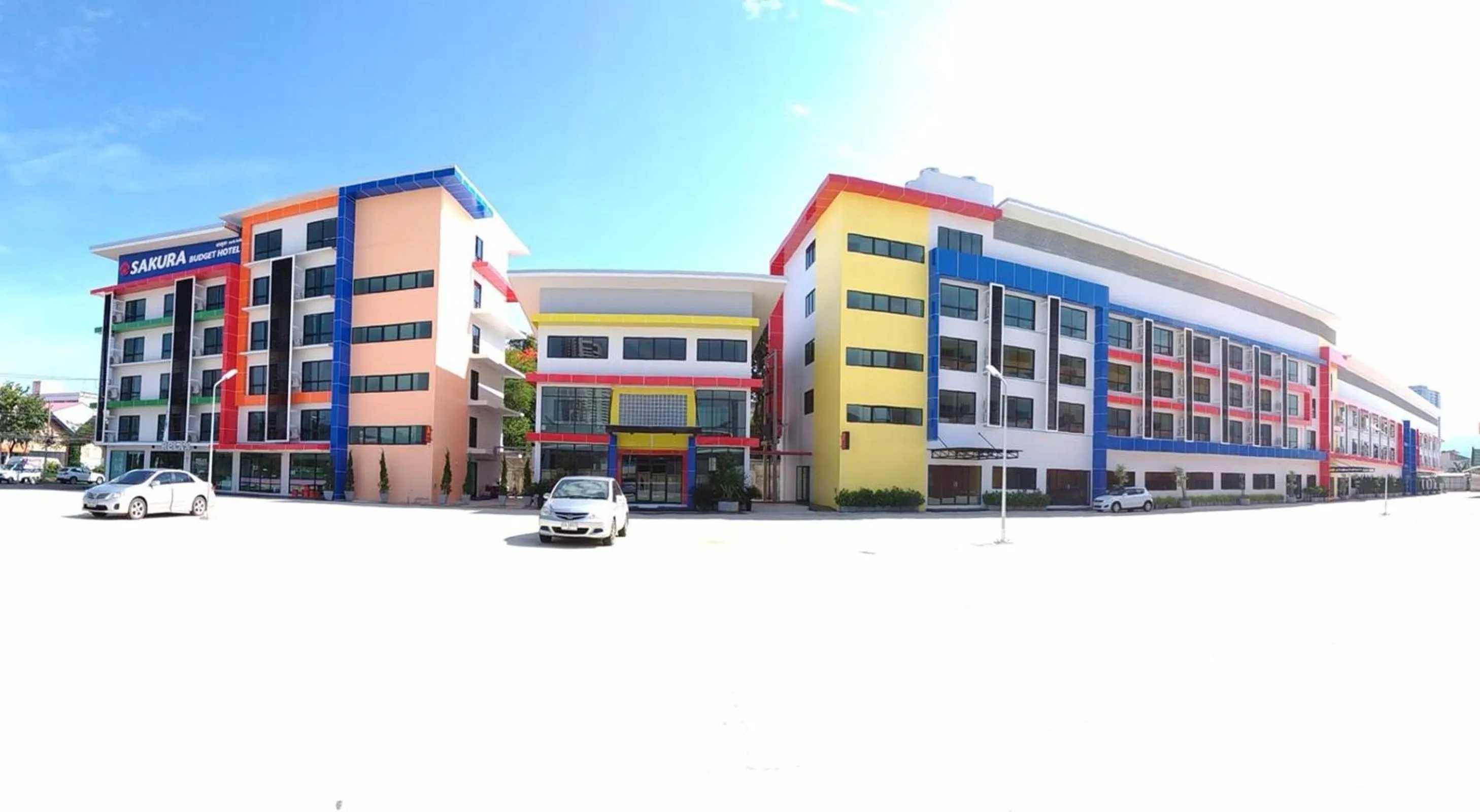 Facade/entrance in Sakura Budget Hotel