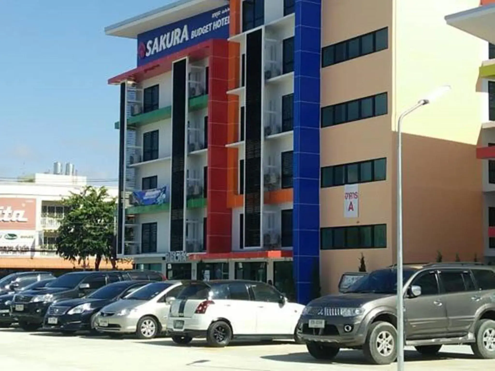 Property building in Sakura Budget Hotel Property building in Sakura Budget Hotel