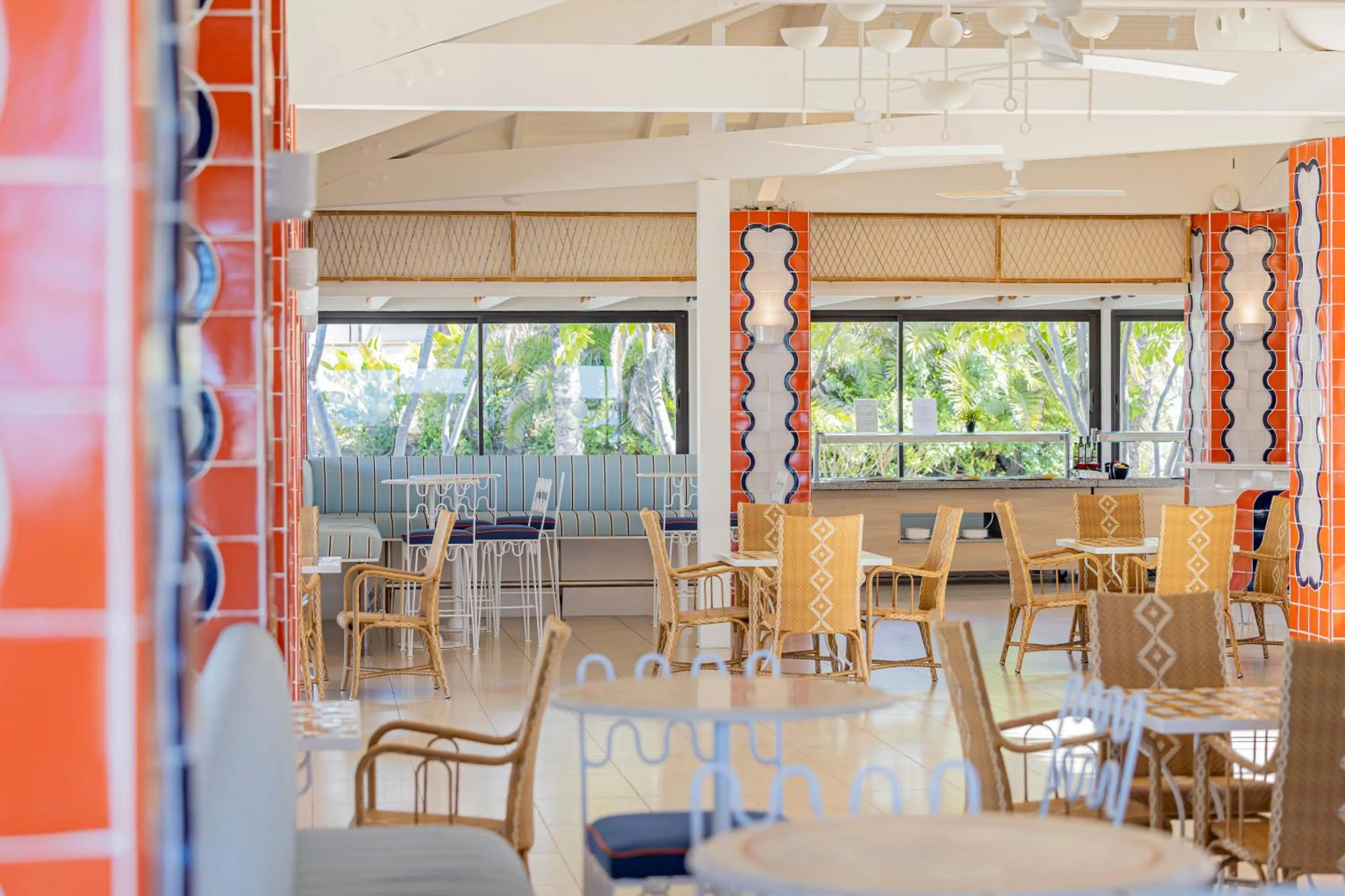 Lounge or bar in Impressive Playa Granada Golf