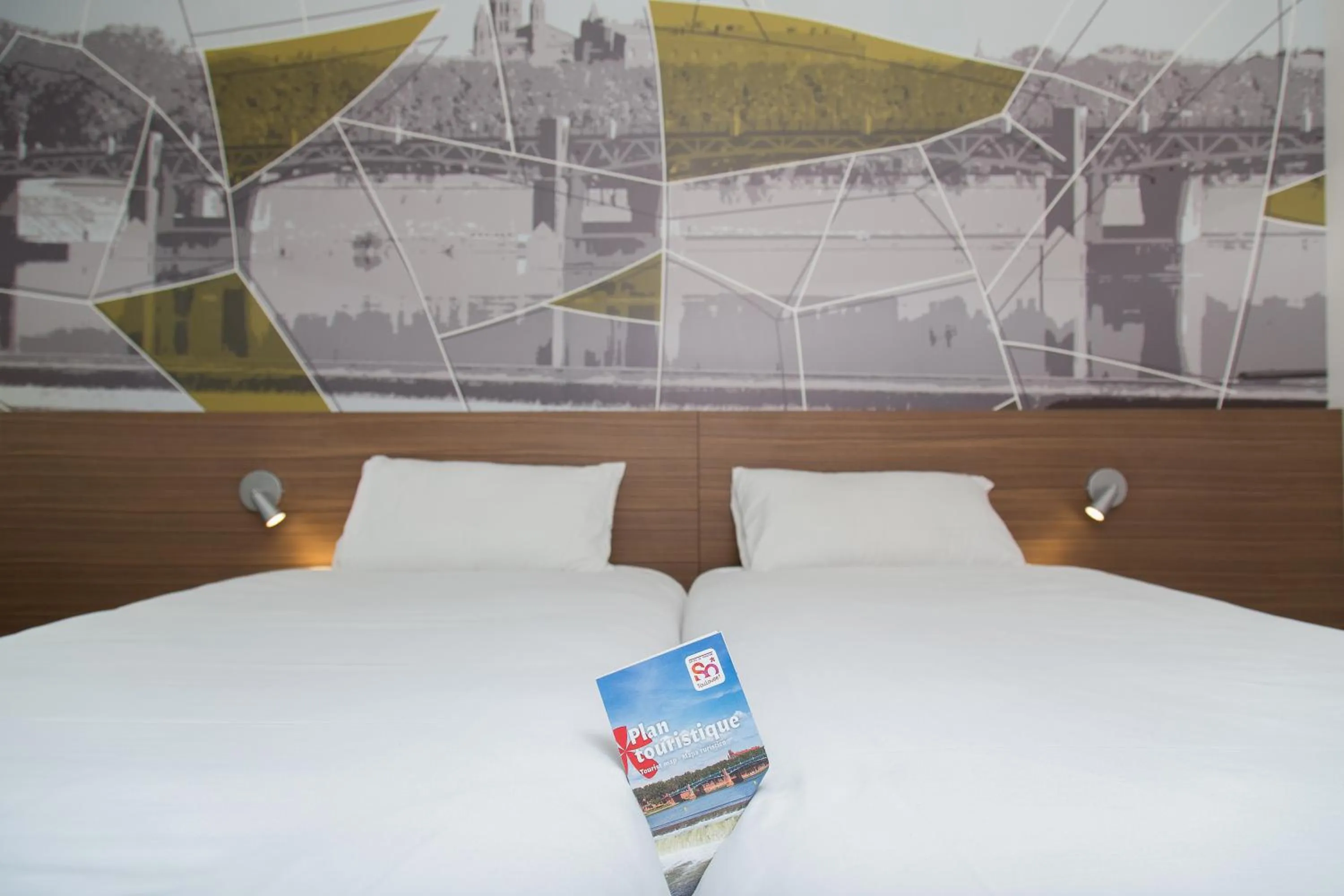Bed in Brit Hotel Toulouse Colomiers – L’Esplanade