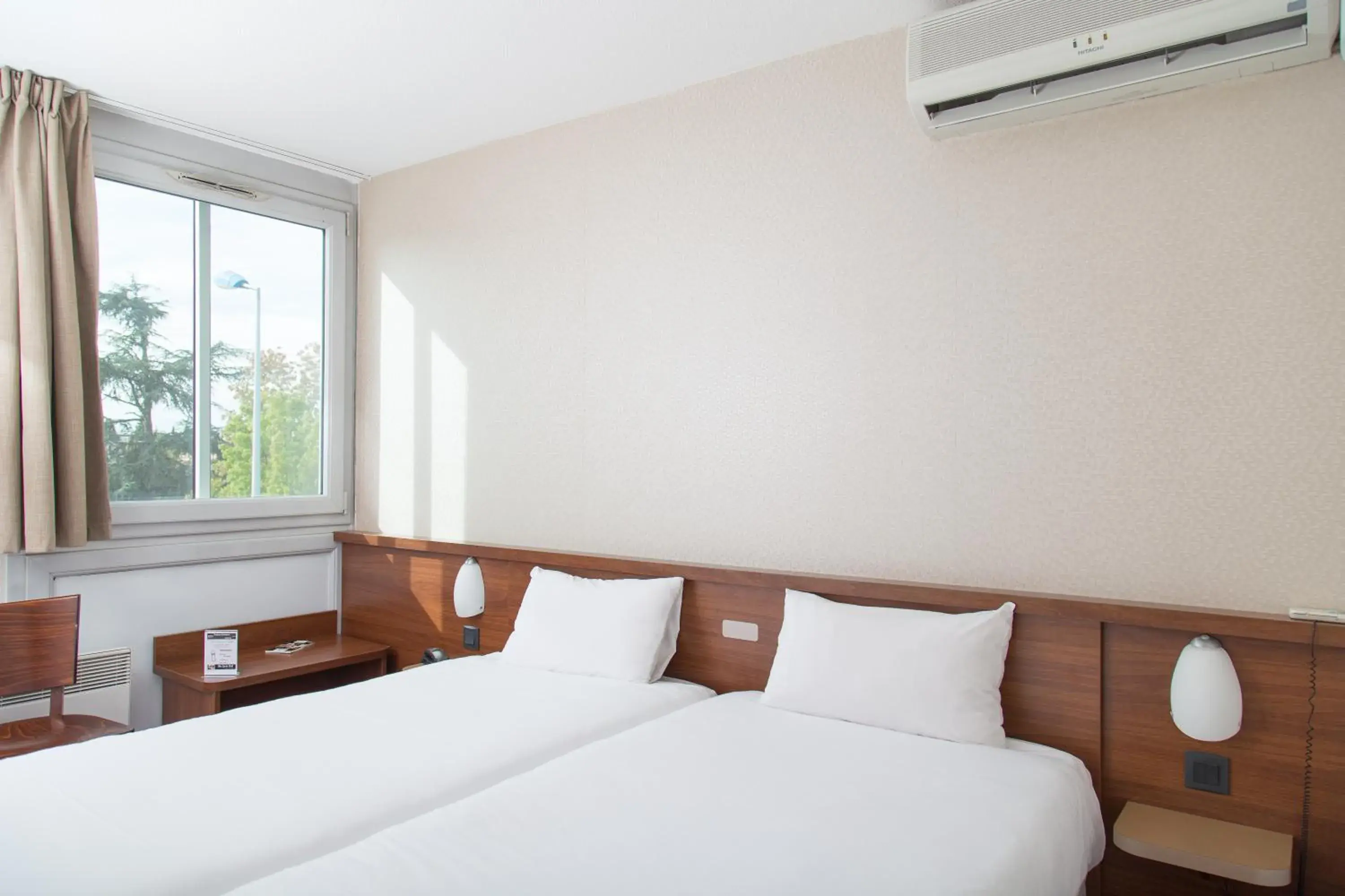 Bedroom, Bed in Brit Hotel Toulouse Colomiers – L’Esplanade Bedroom, Bed in Brit Hotel Toulouse Colomiers – L’Esplanade