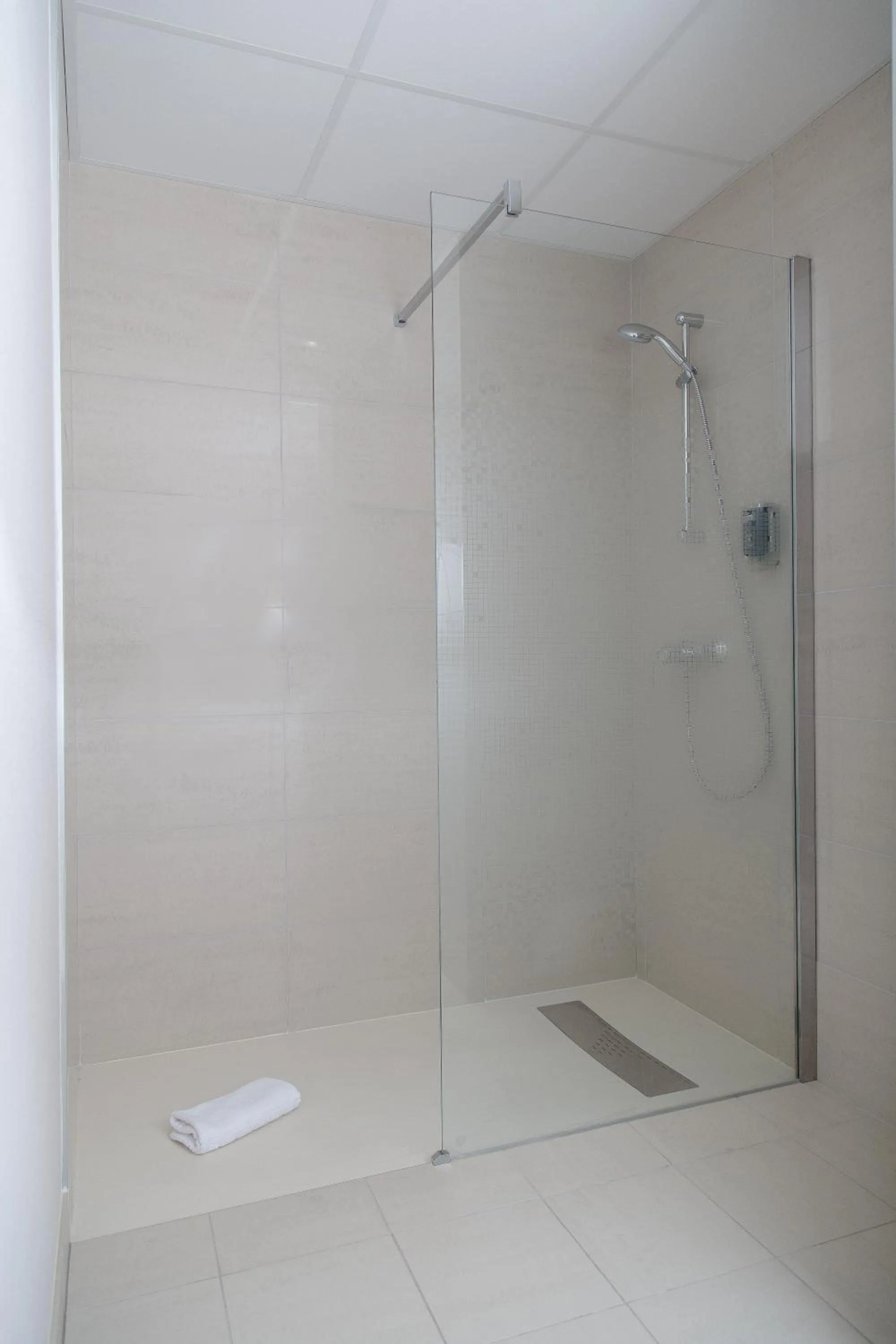 Shower in Brit Hotel Toulouse Colomiers – L’Esplanade