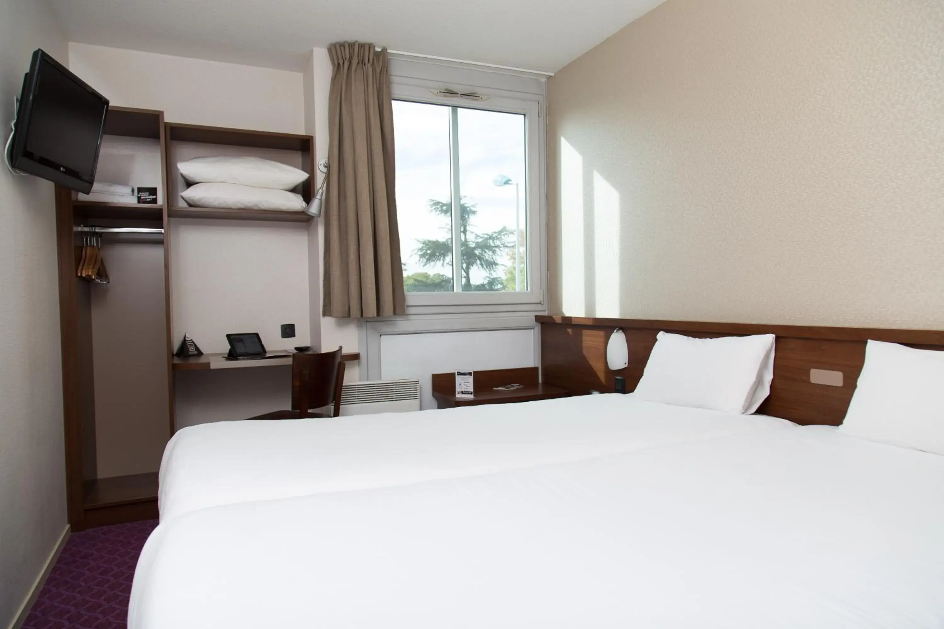 Bedroom, Bed in Brit Hotel Toulouse Colomiers – L’Esplanade Bedroom, Bed in Brit Hotel Toulouse Colomiers – L’Esplanade