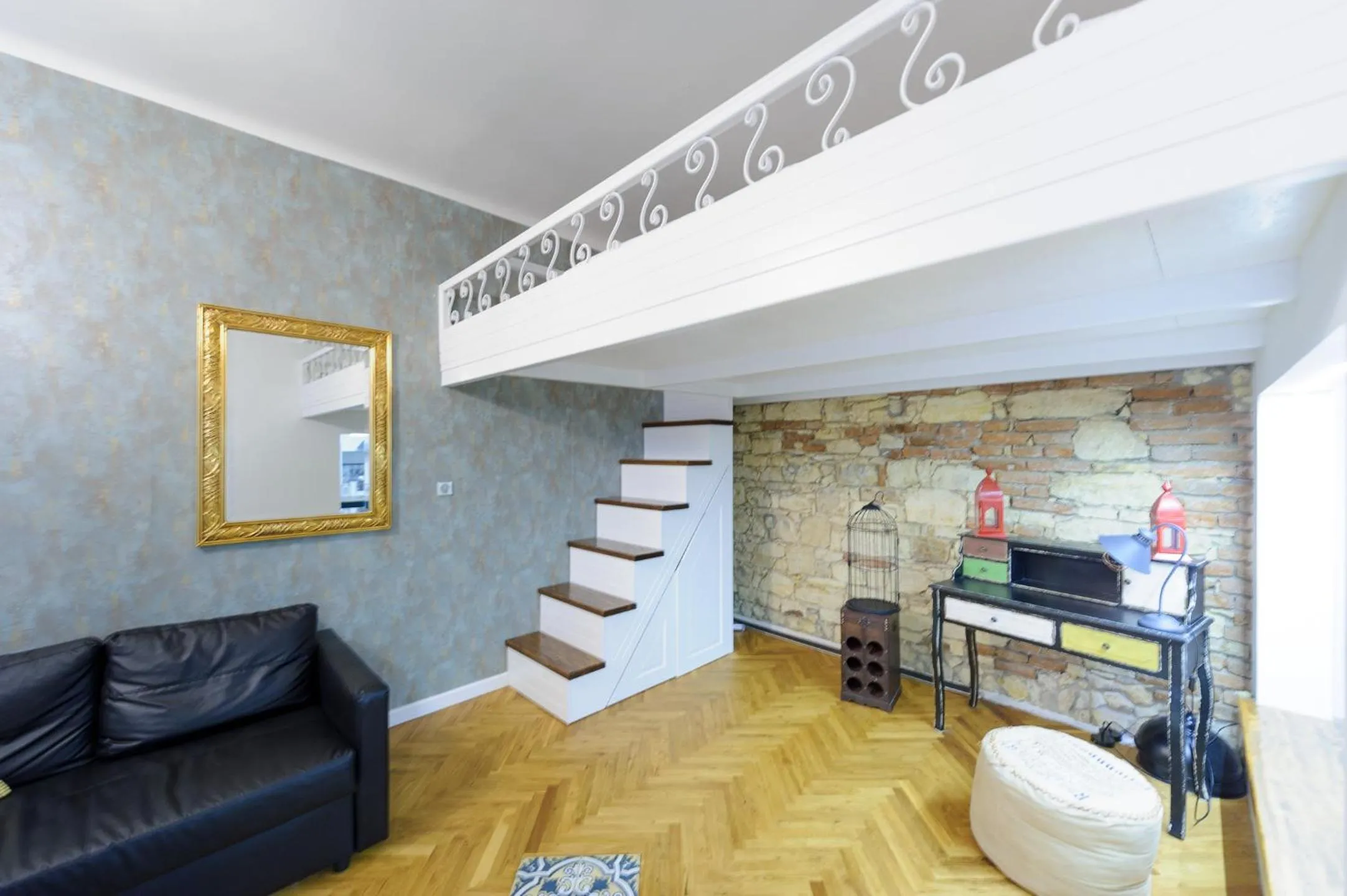 Decorative detail in Pinkova Apartments