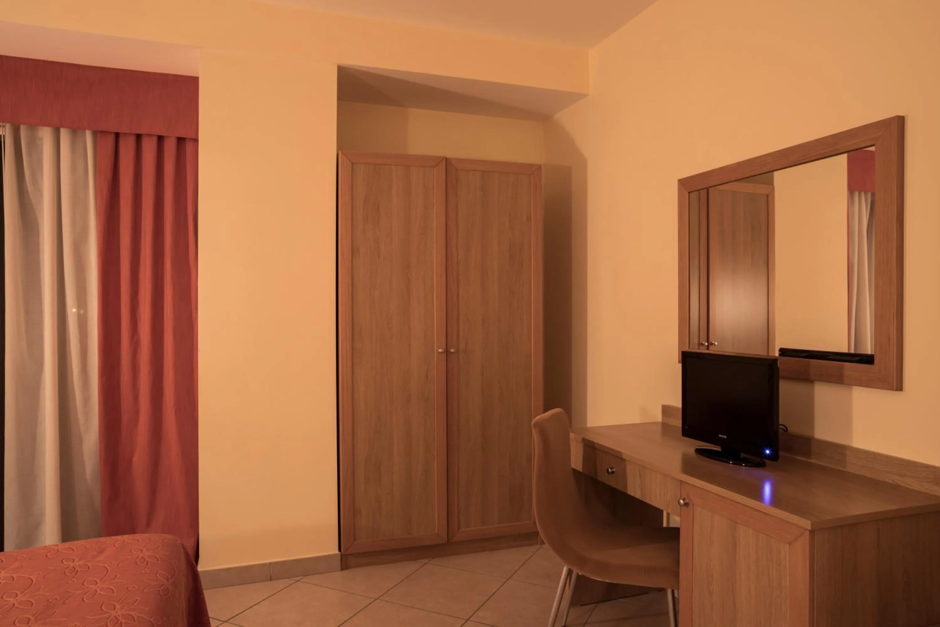 TV and multimedia in Manhattan Village Hotel