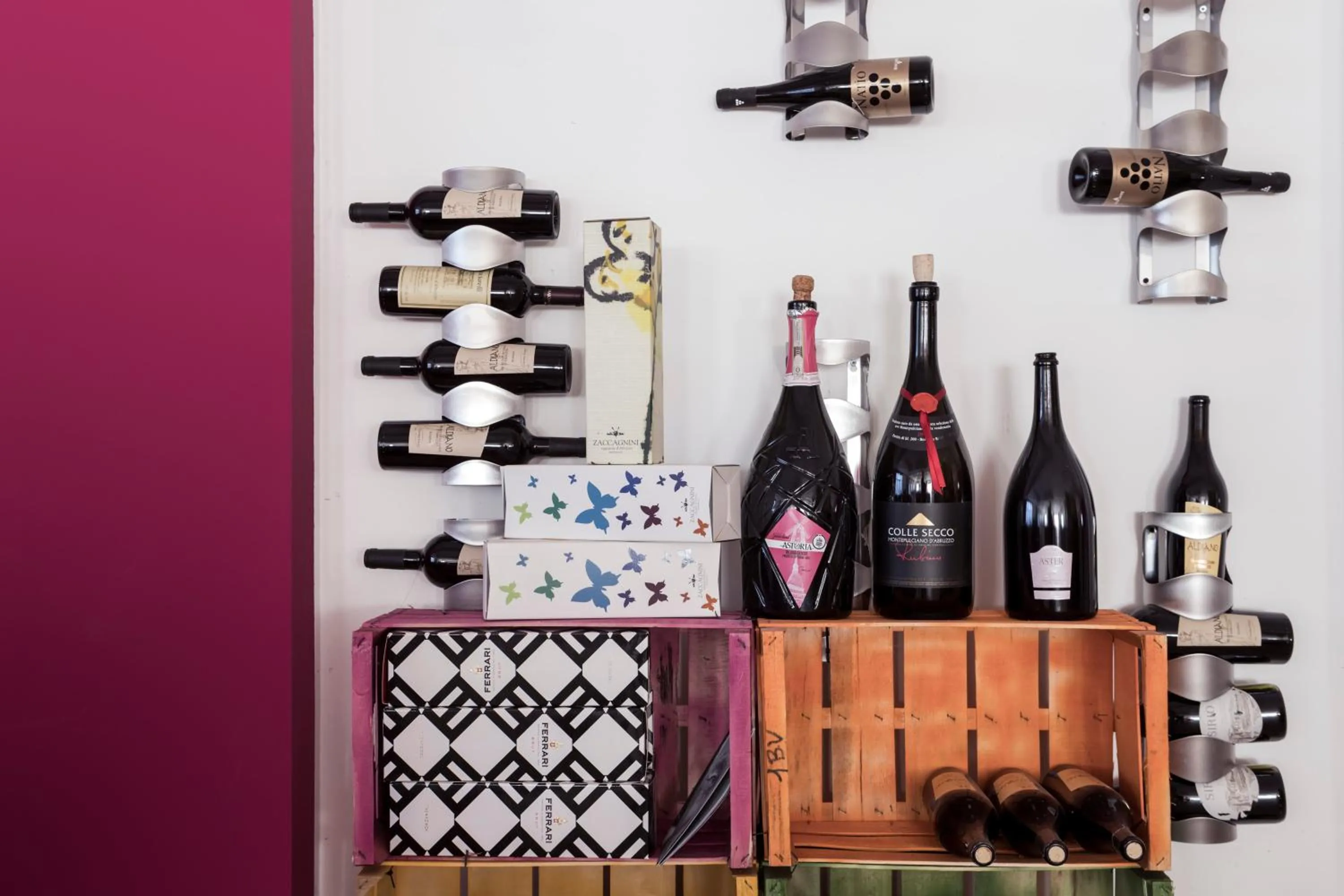 Decorative detail in Manhattan Village Hotel