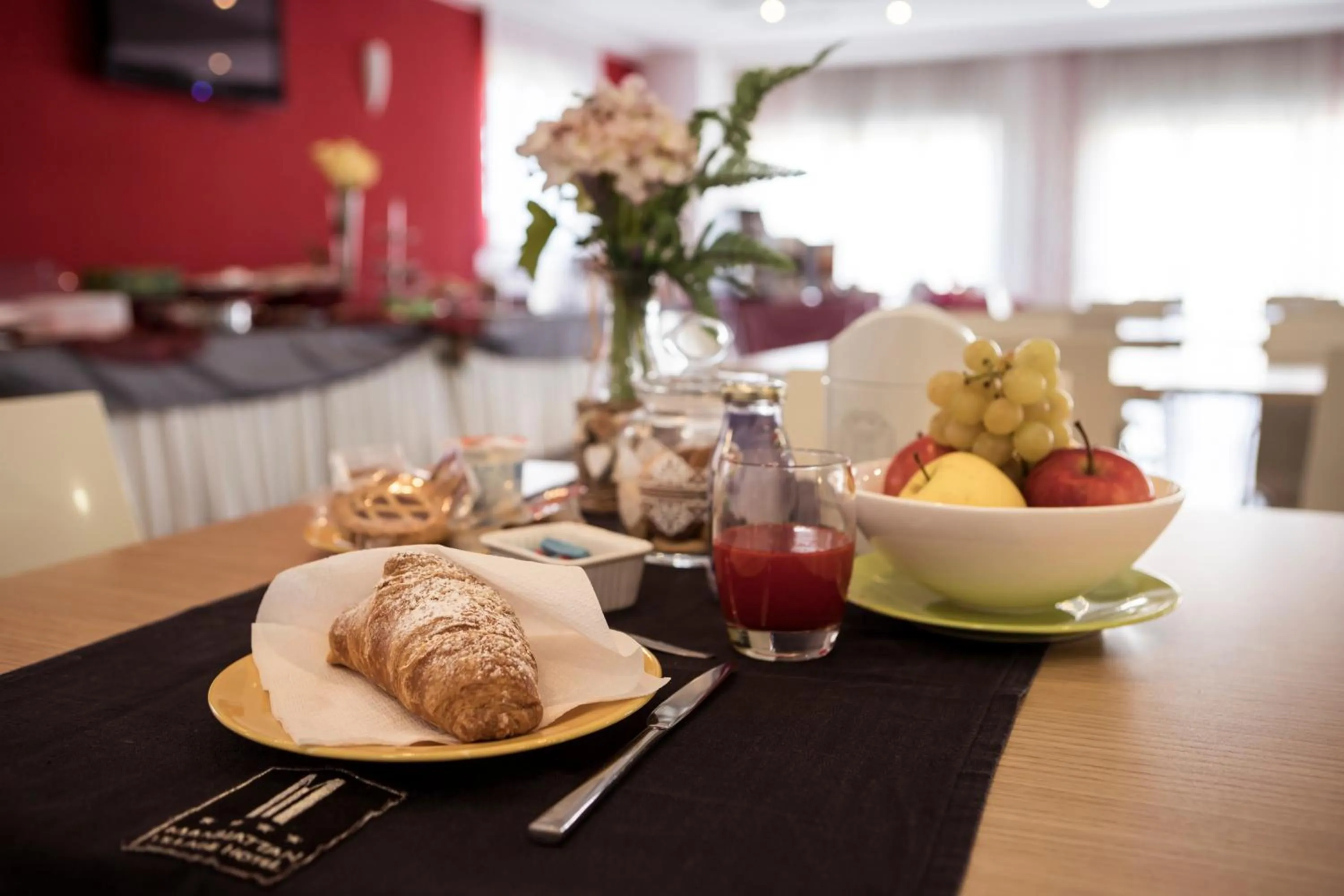 Communal lounge/ TV room in Manhattan Village Hotel