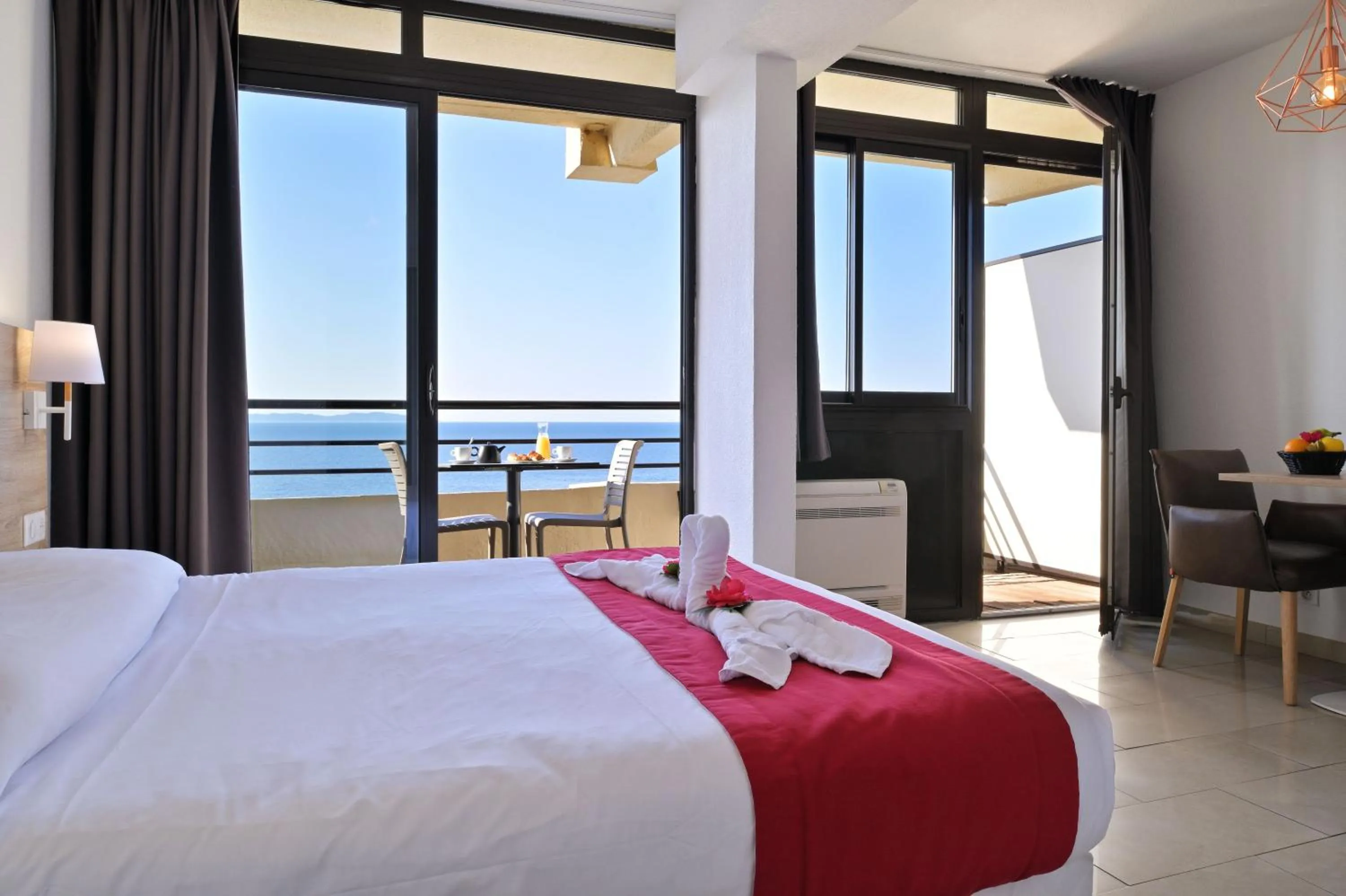 Photo of the whole room, Bed in Résidence Les Calanques