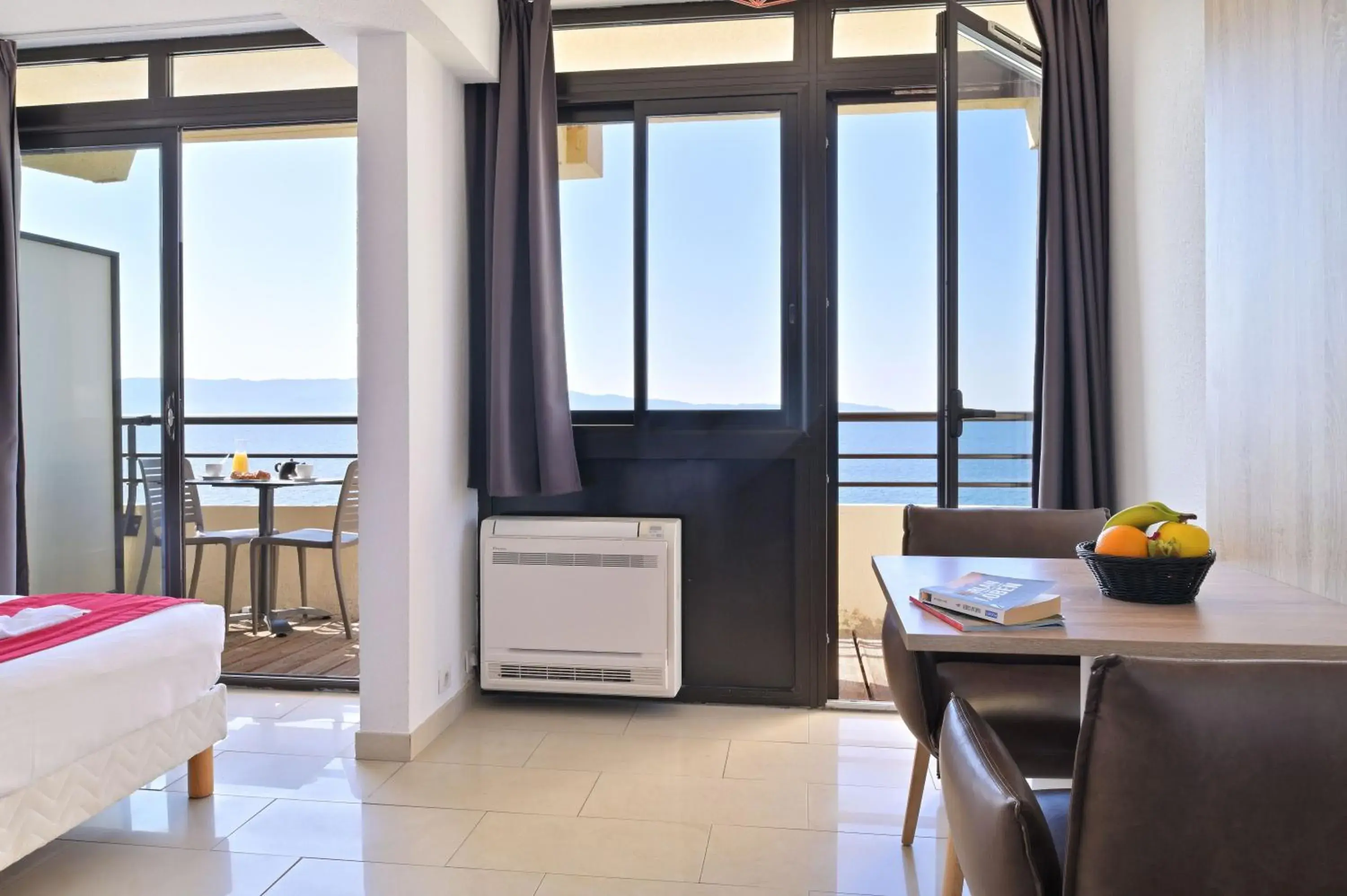 Photo of the whole room, Bed in Résidence Les Calanques Photo of the whole room, Bed in Résidence Les Calanques