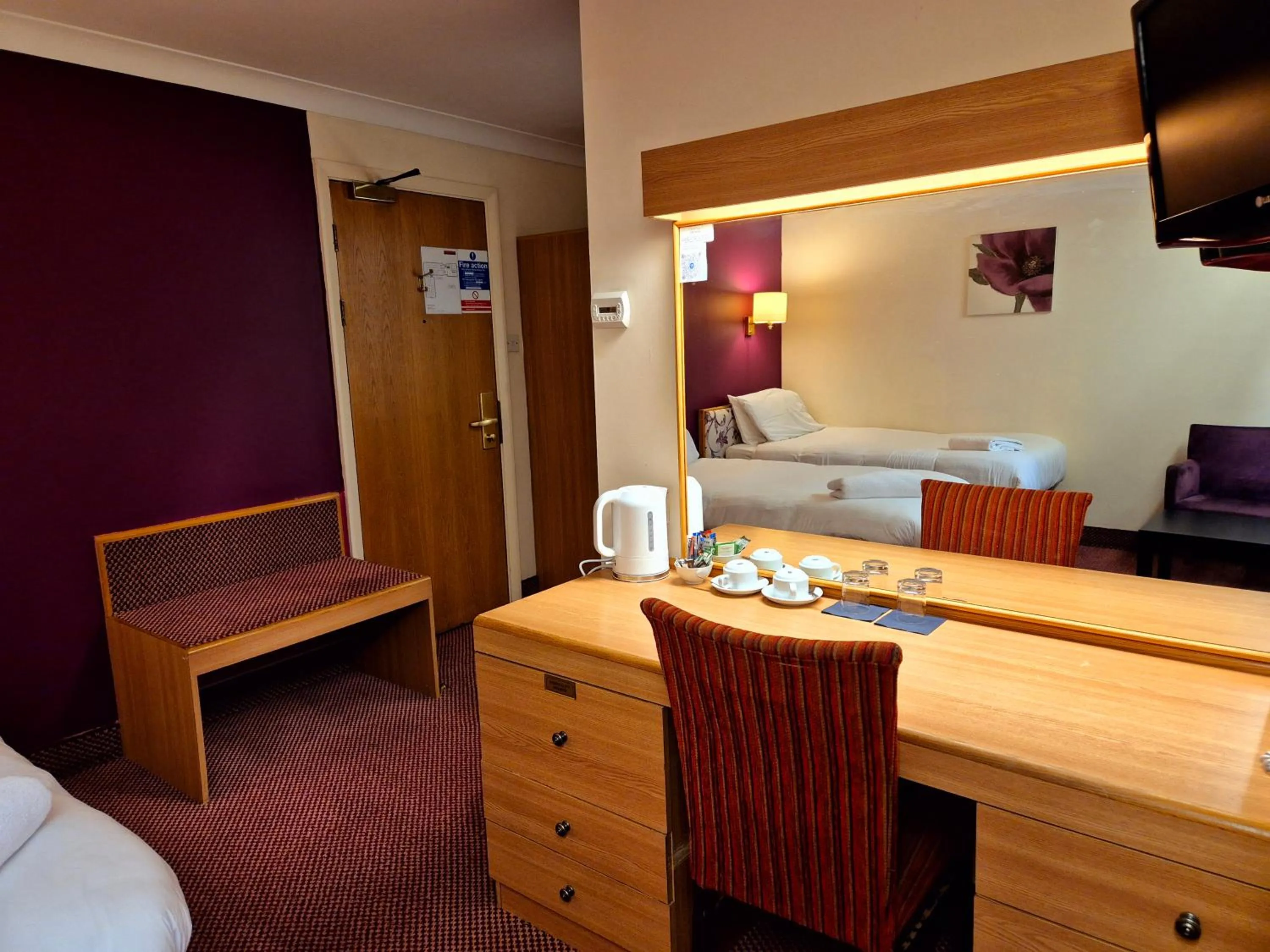 Bedroom, Bed in Supreme Inn Boston