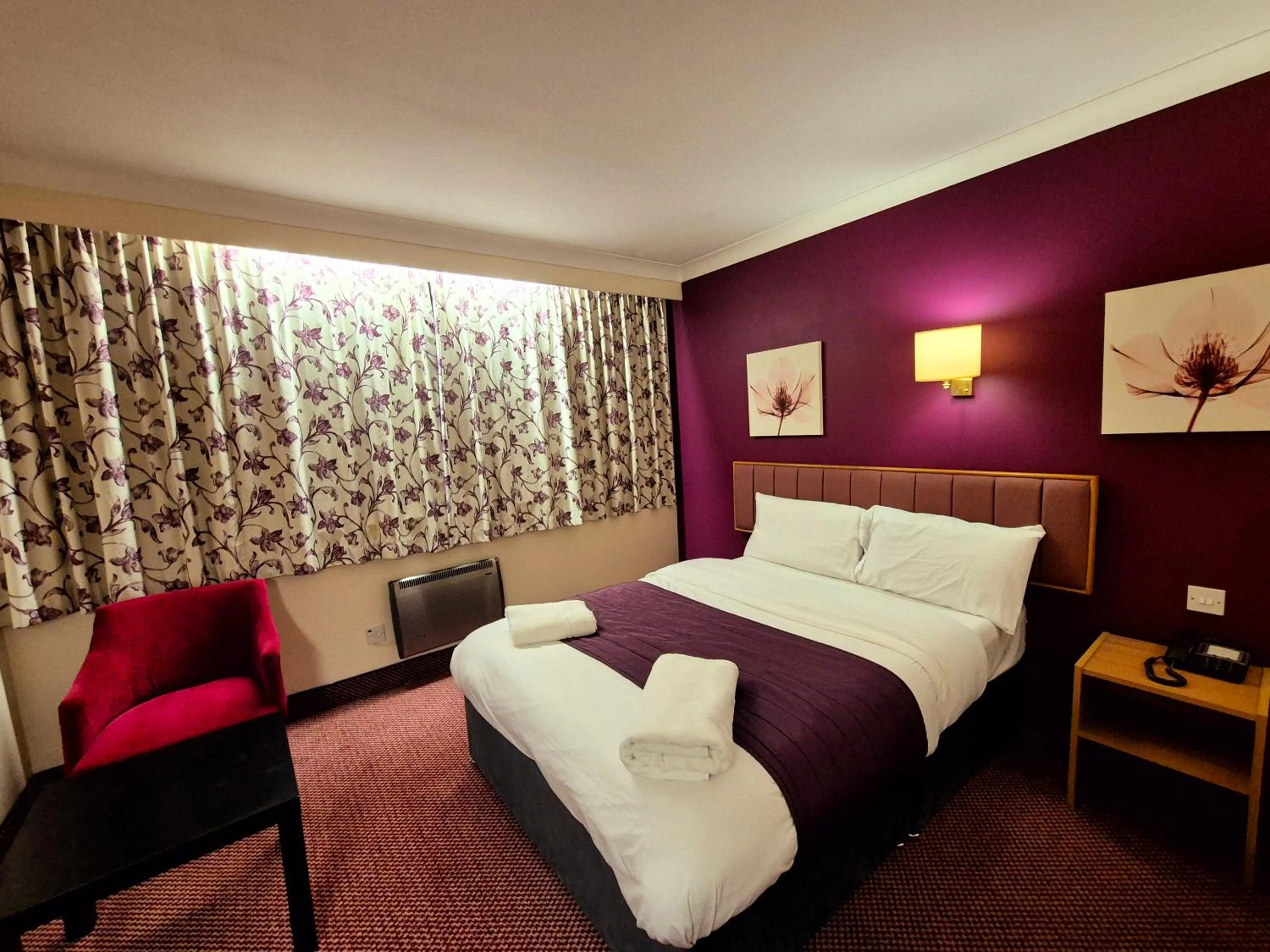 Bedroom, Bed in Supreme Inn Boston