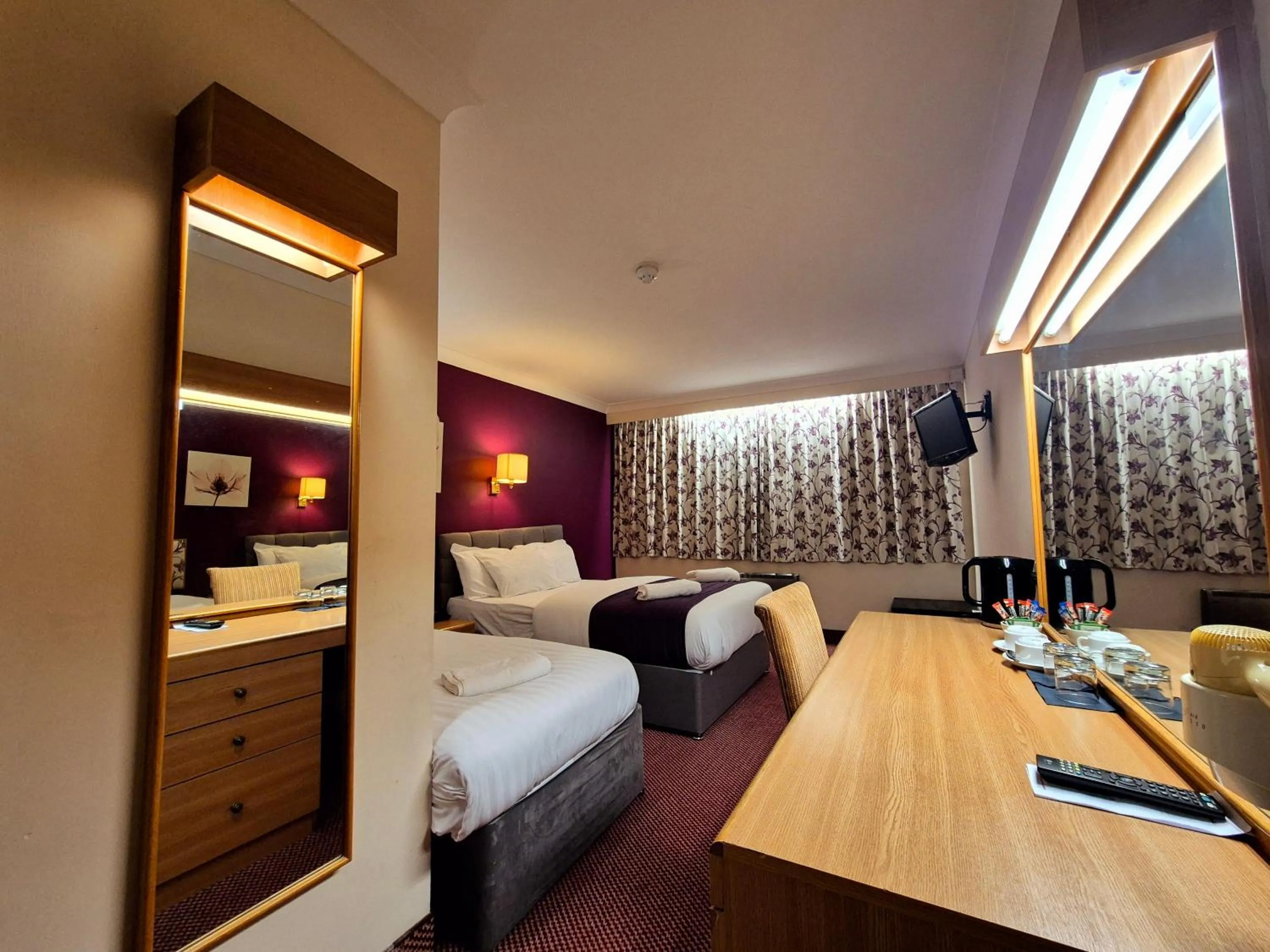 Bedroom, Bed in Supreme Inn Boston