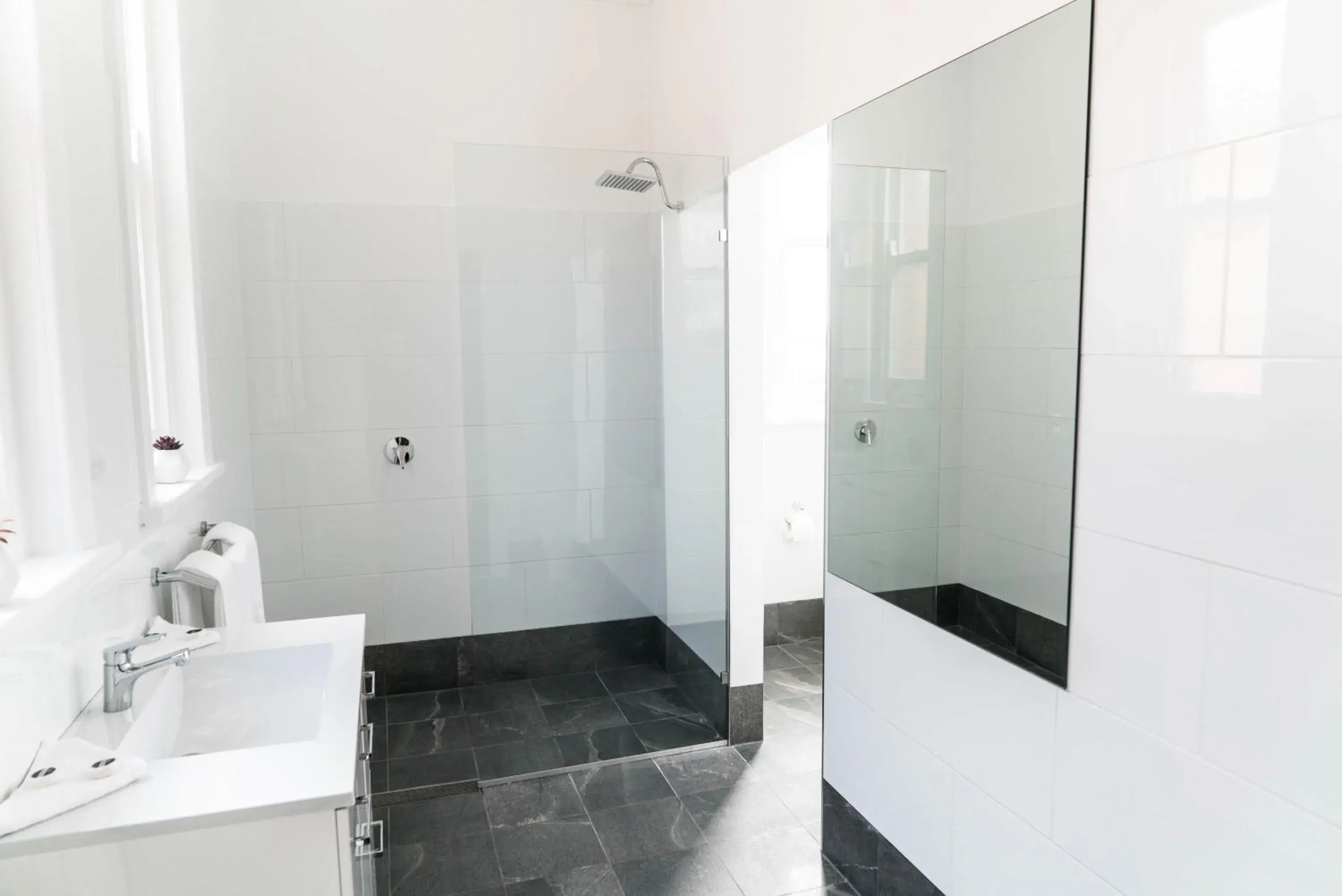 Double Room with Private Bathroom in Swansea Hotel Double Room with Private Bathroom in Swansea Hotel