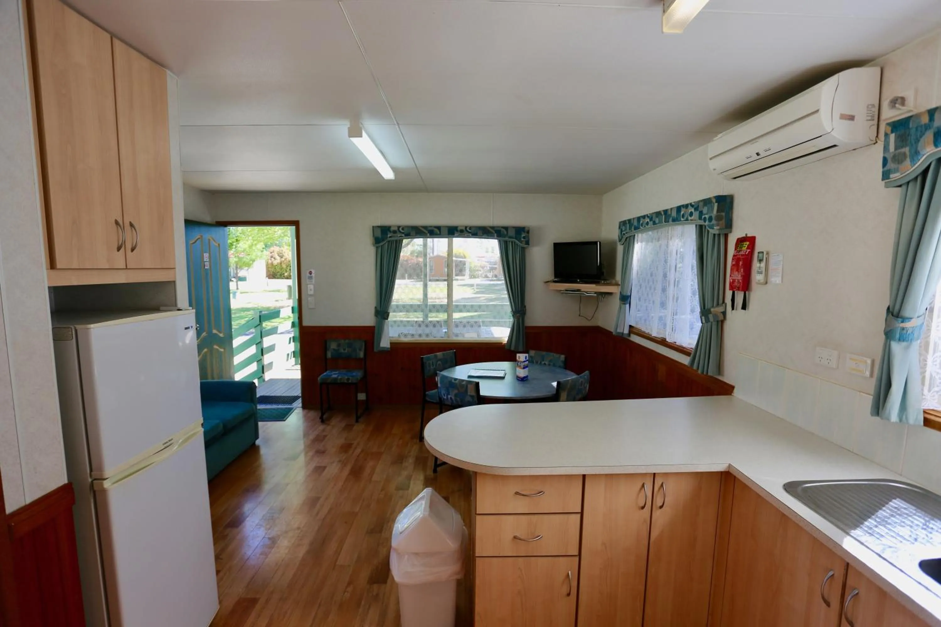 Living room, Bed in Jenolan Holiday Park Oberon
