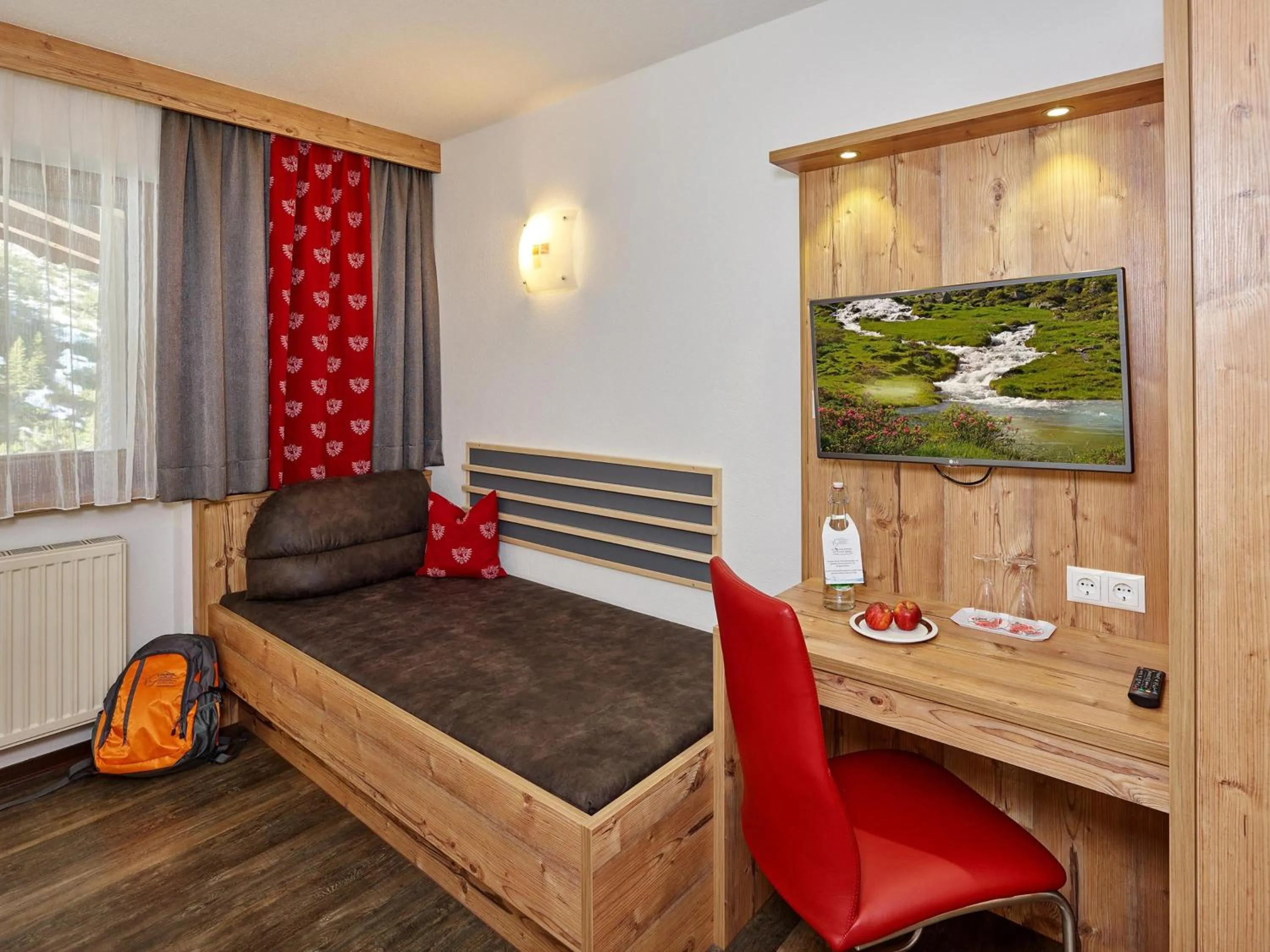 Photo of the whole room, Bed in Hotel Gundolf