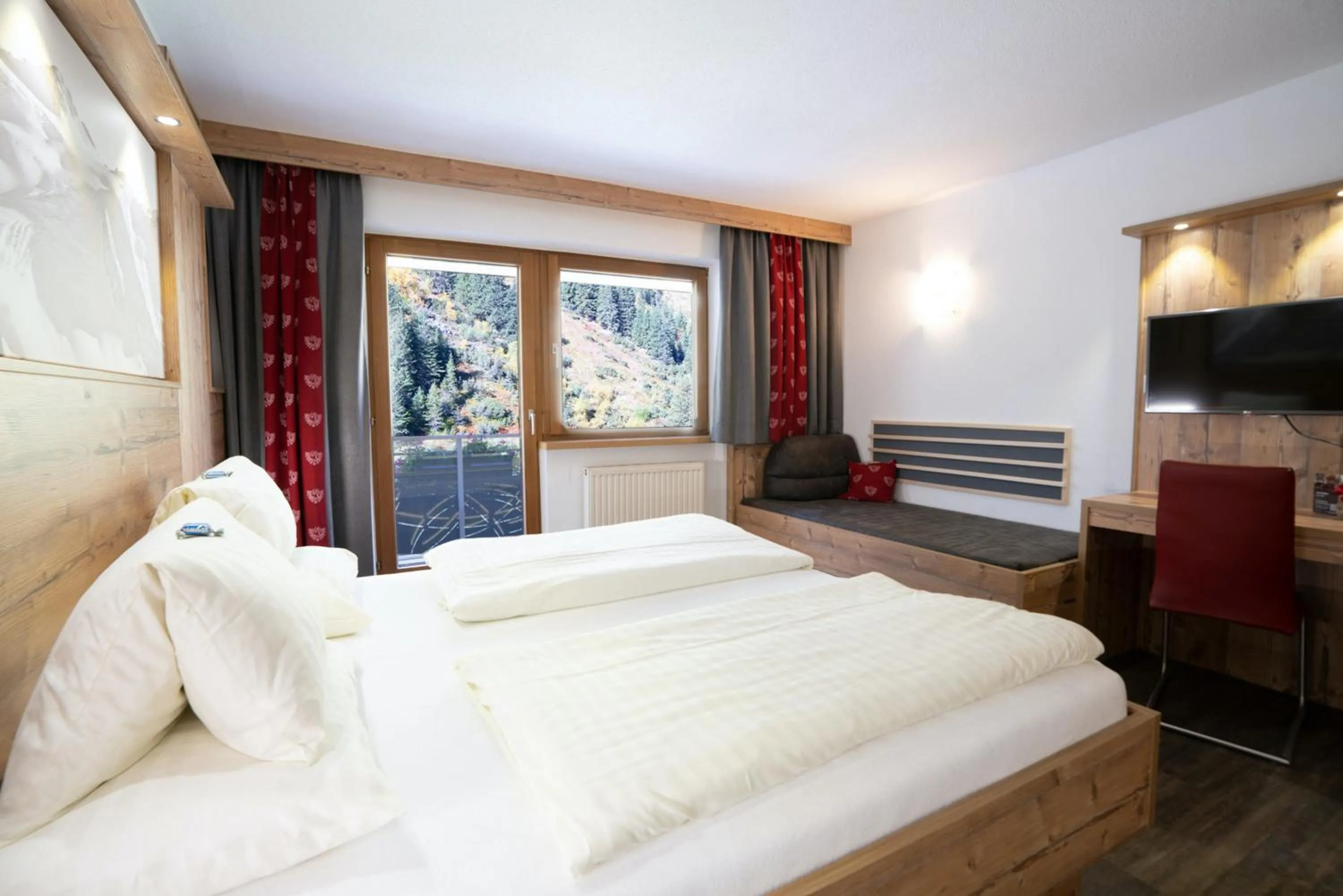 Photo of the whole room, Bed in Hotel Gundolf