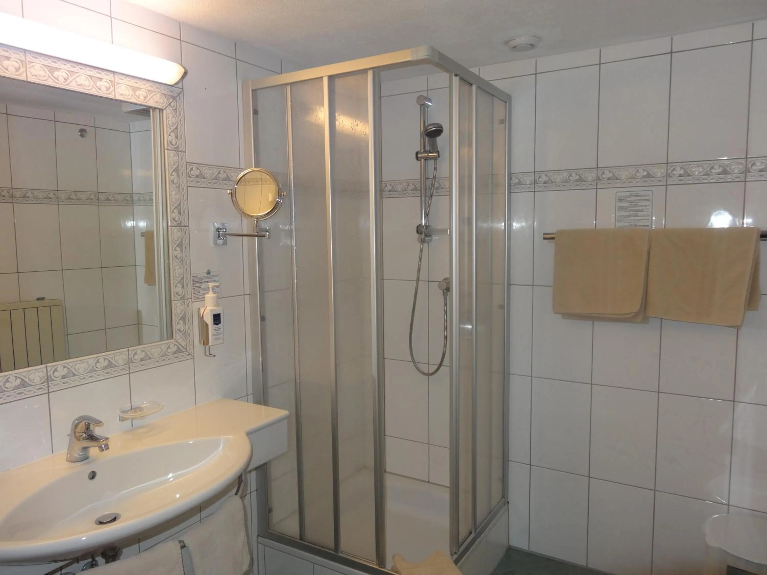 Bathroom in Hotel Gundolf