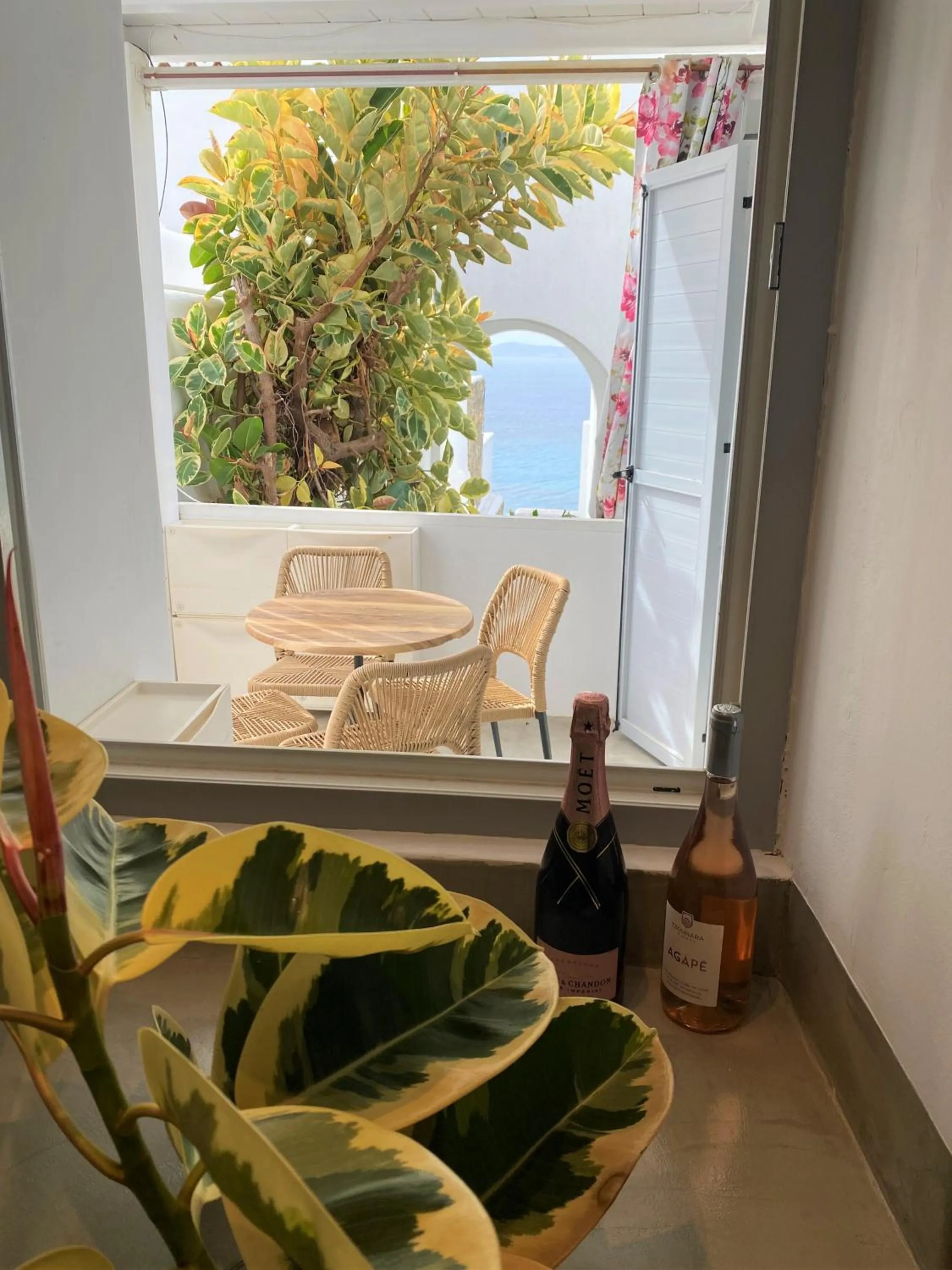 Three-Bedroom Apartment in Flaskos Luxury Suites