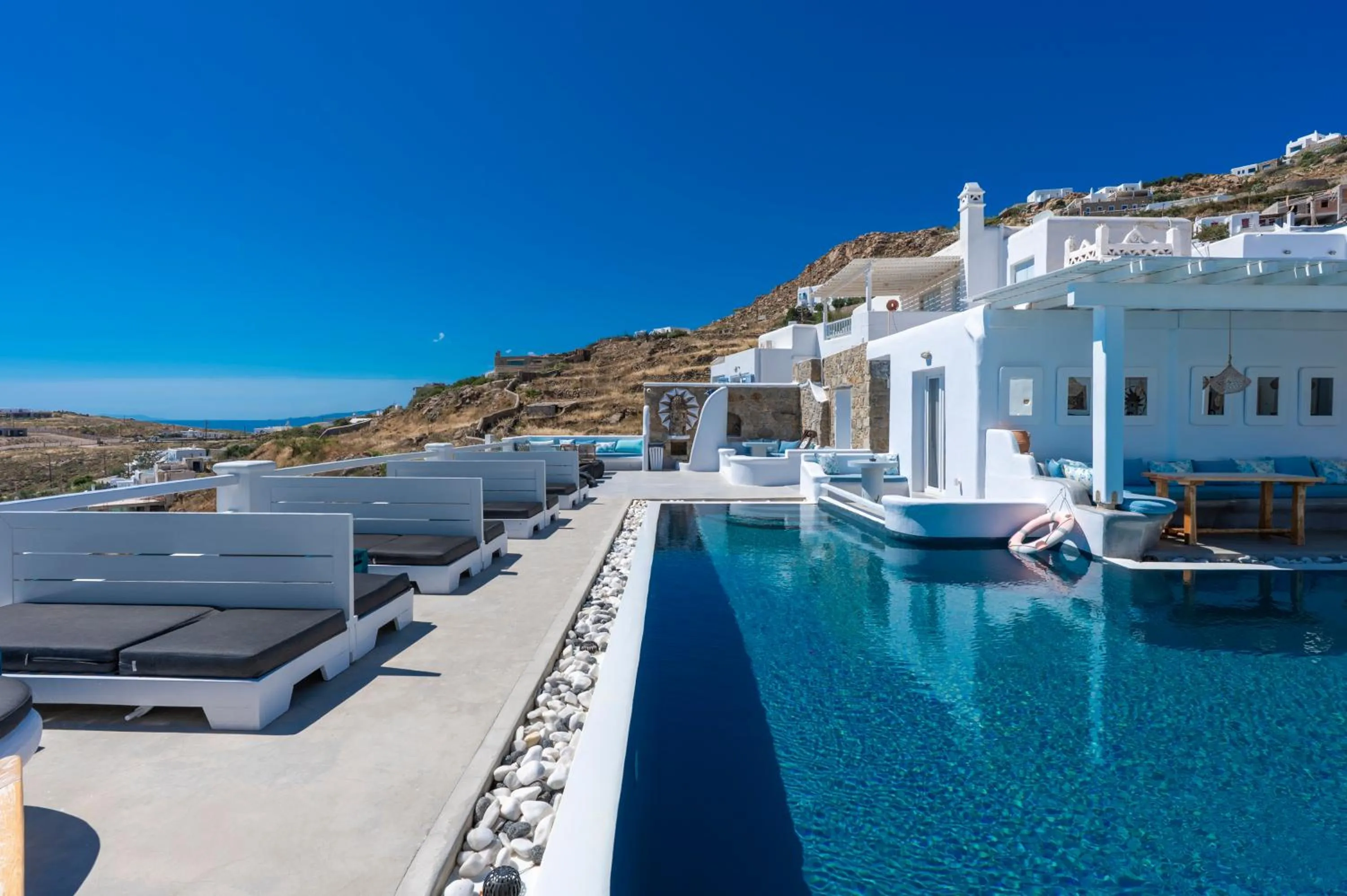 Flaskos Luxury Suites