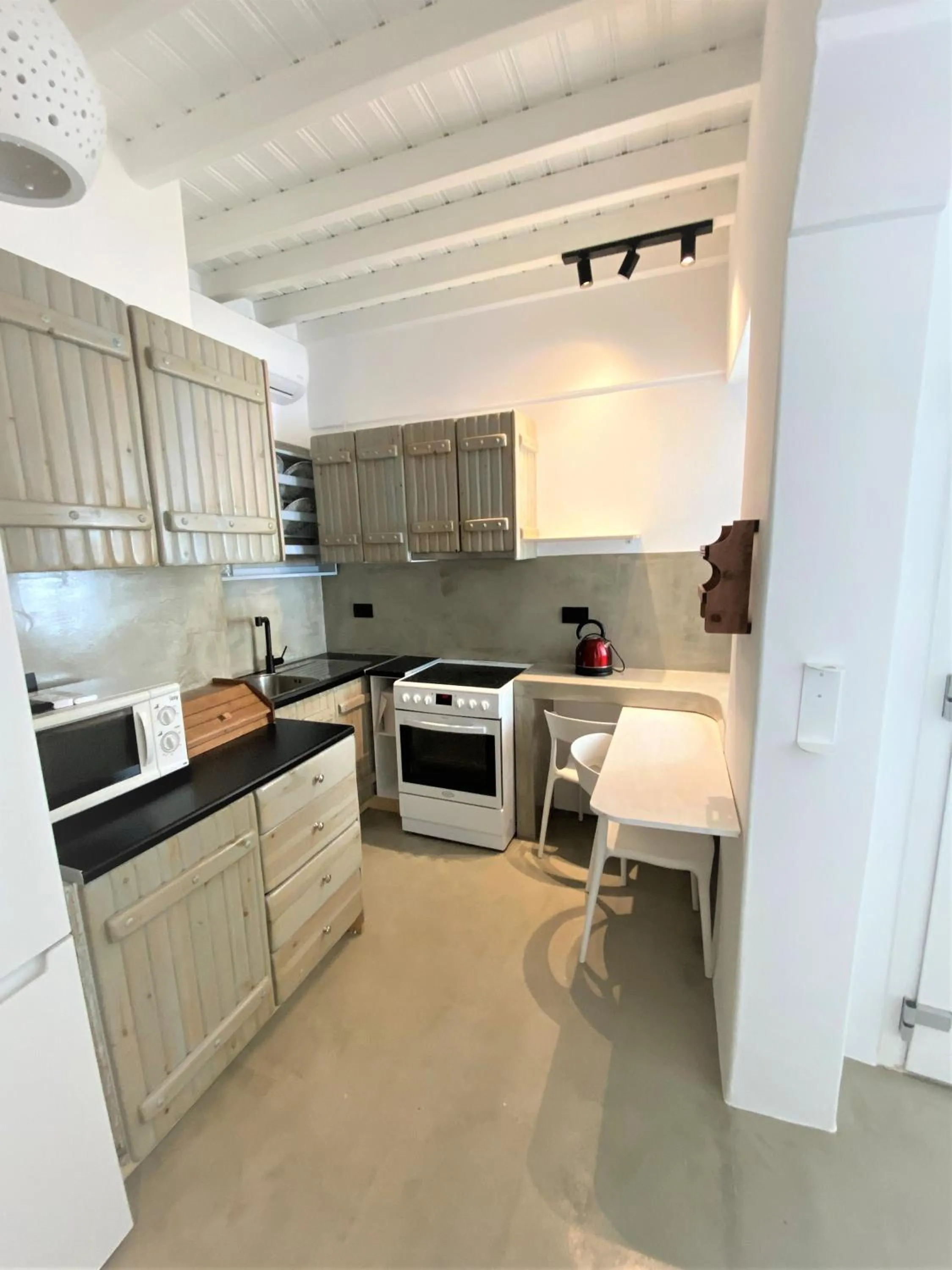 Three-Bedroom Apartment in Flaskos Luxury Suites