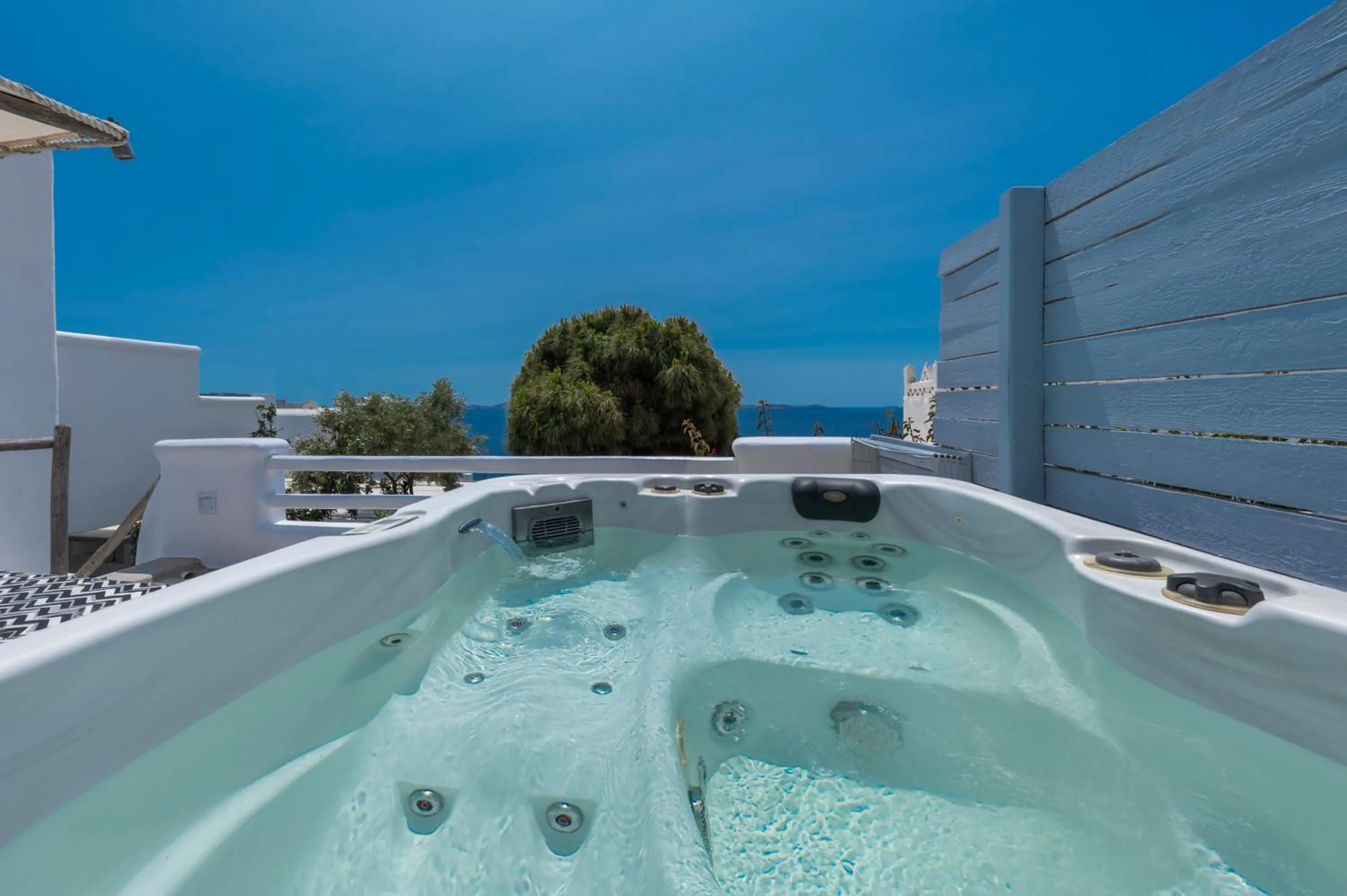 Flaskos Luxury Suites