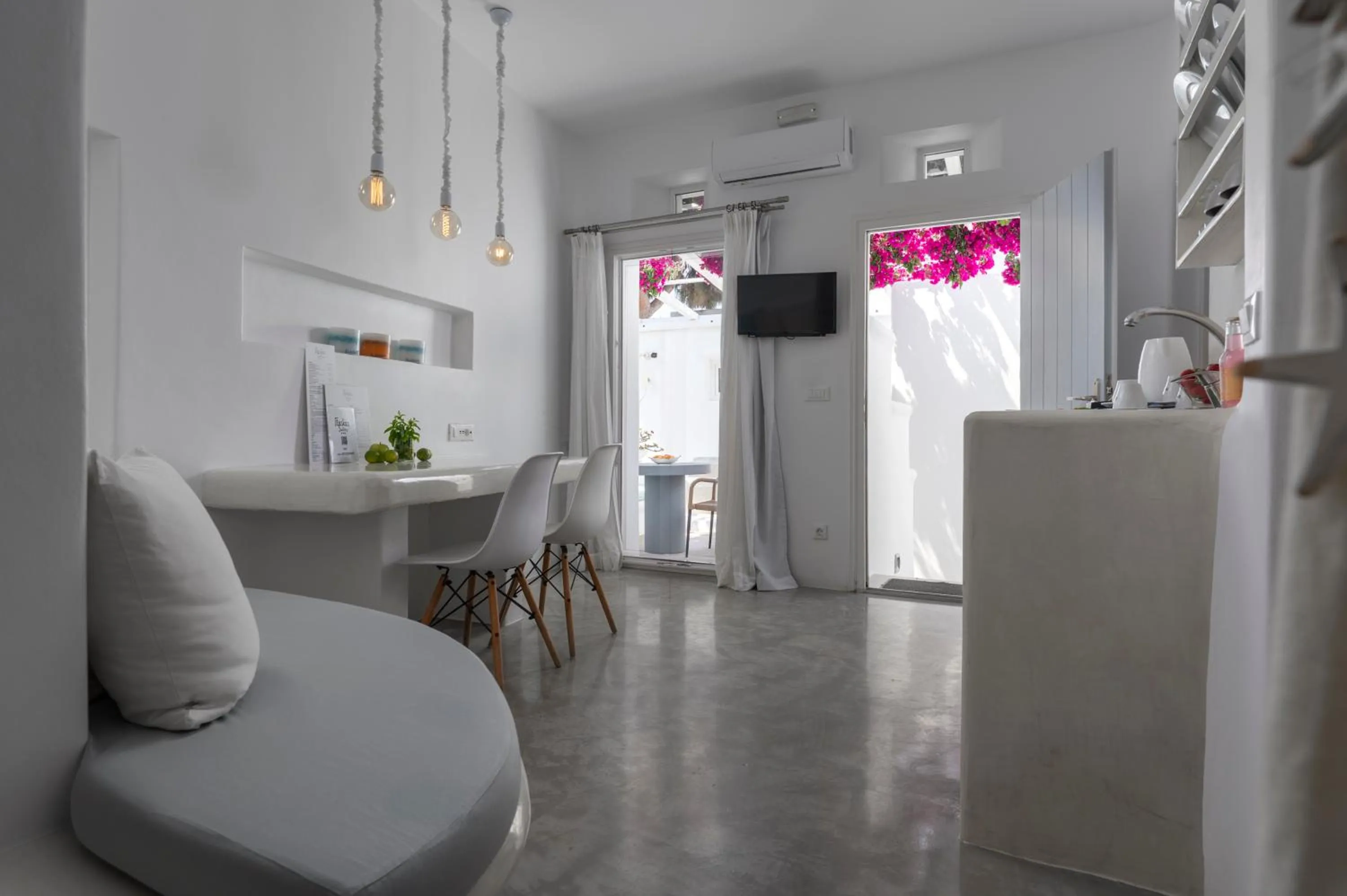 Flaskos Luxury Suites