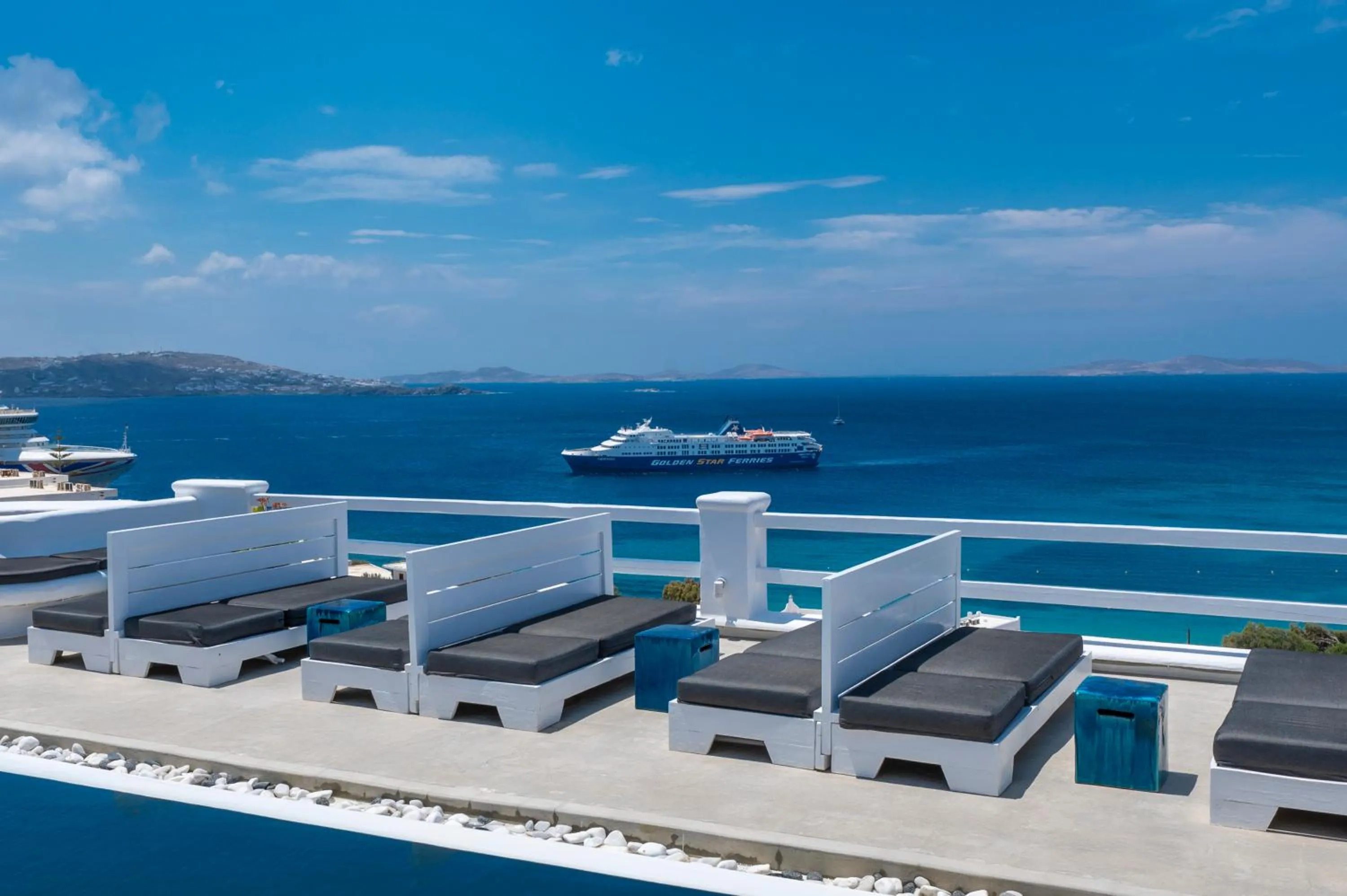 Flaskos Luxury Suites