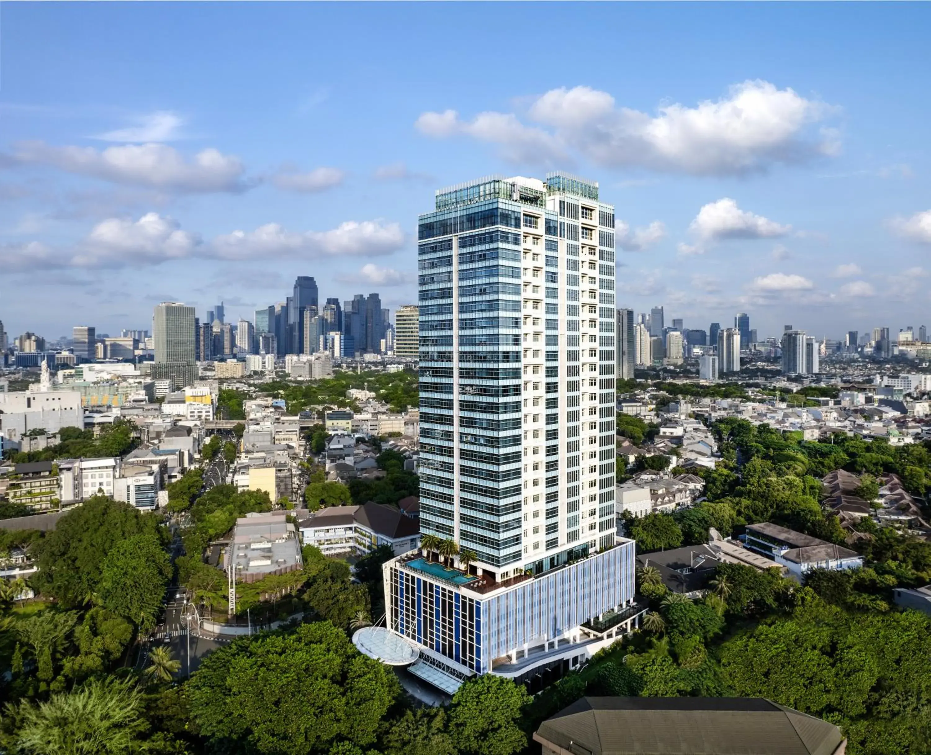 Property building in Oakwood Suites La Maison Jakarta Property building in Oakwood Suites La Maison Jakarta