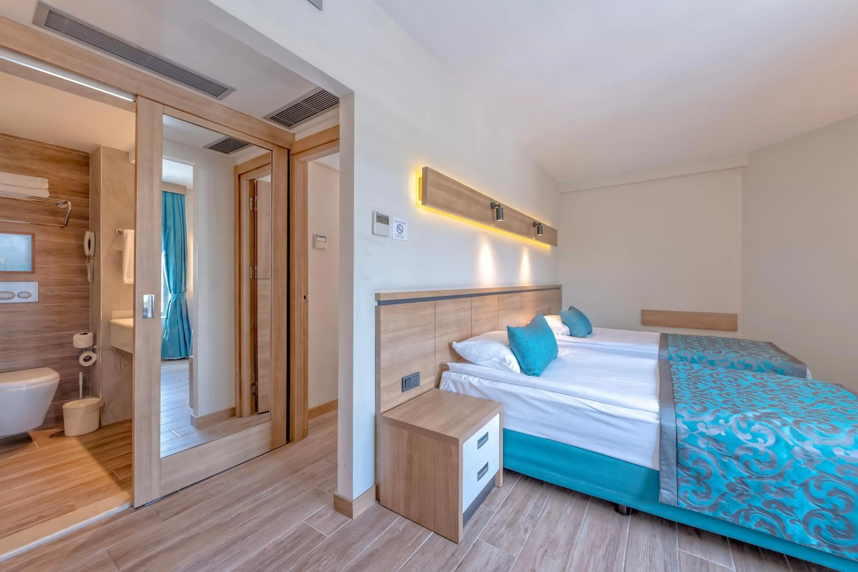 Bathroom, Bed in Meryan Hotel - Ultra All Inclusive