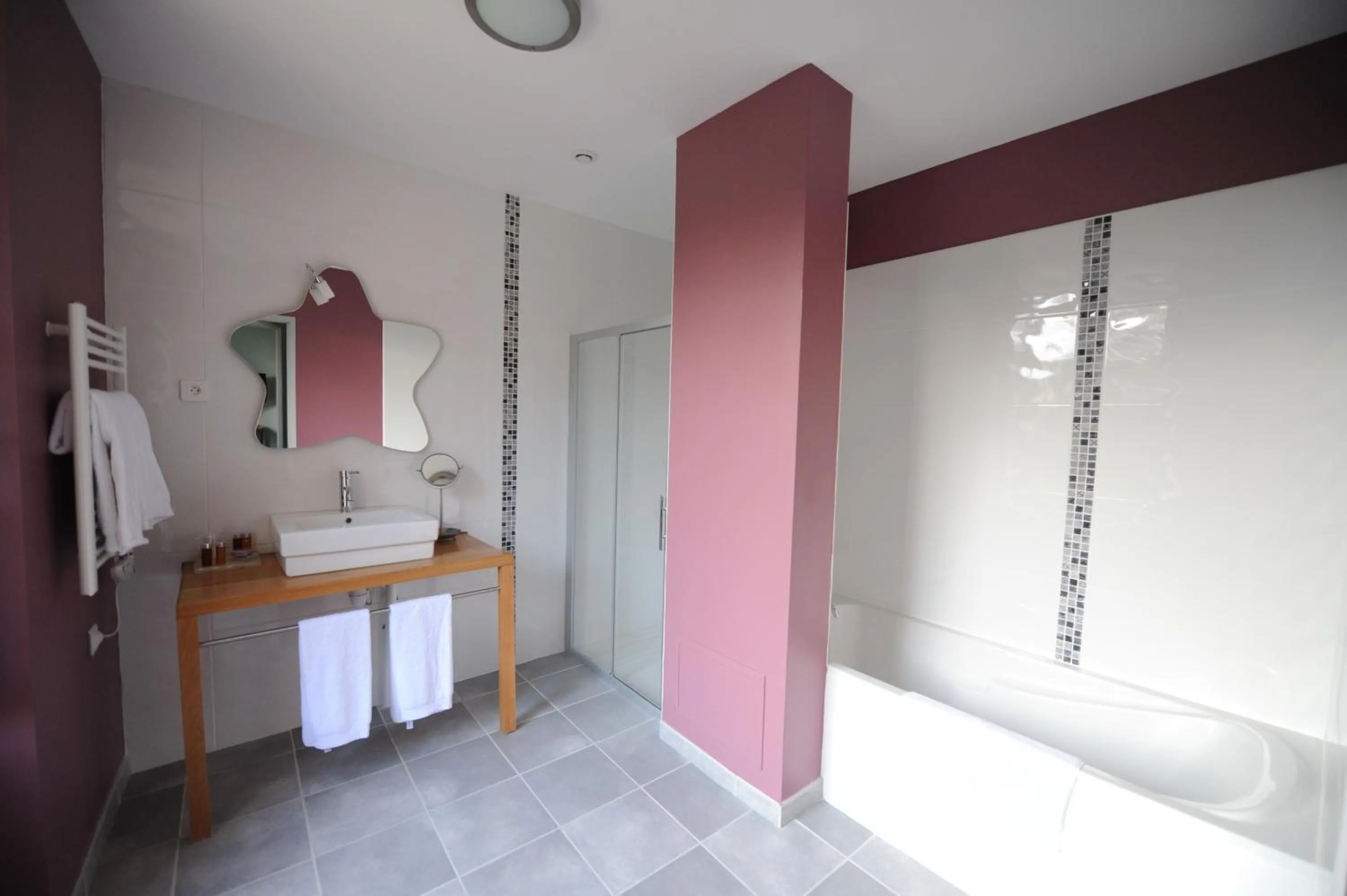 Bathroom in Logis Hôtel Château De Palaja