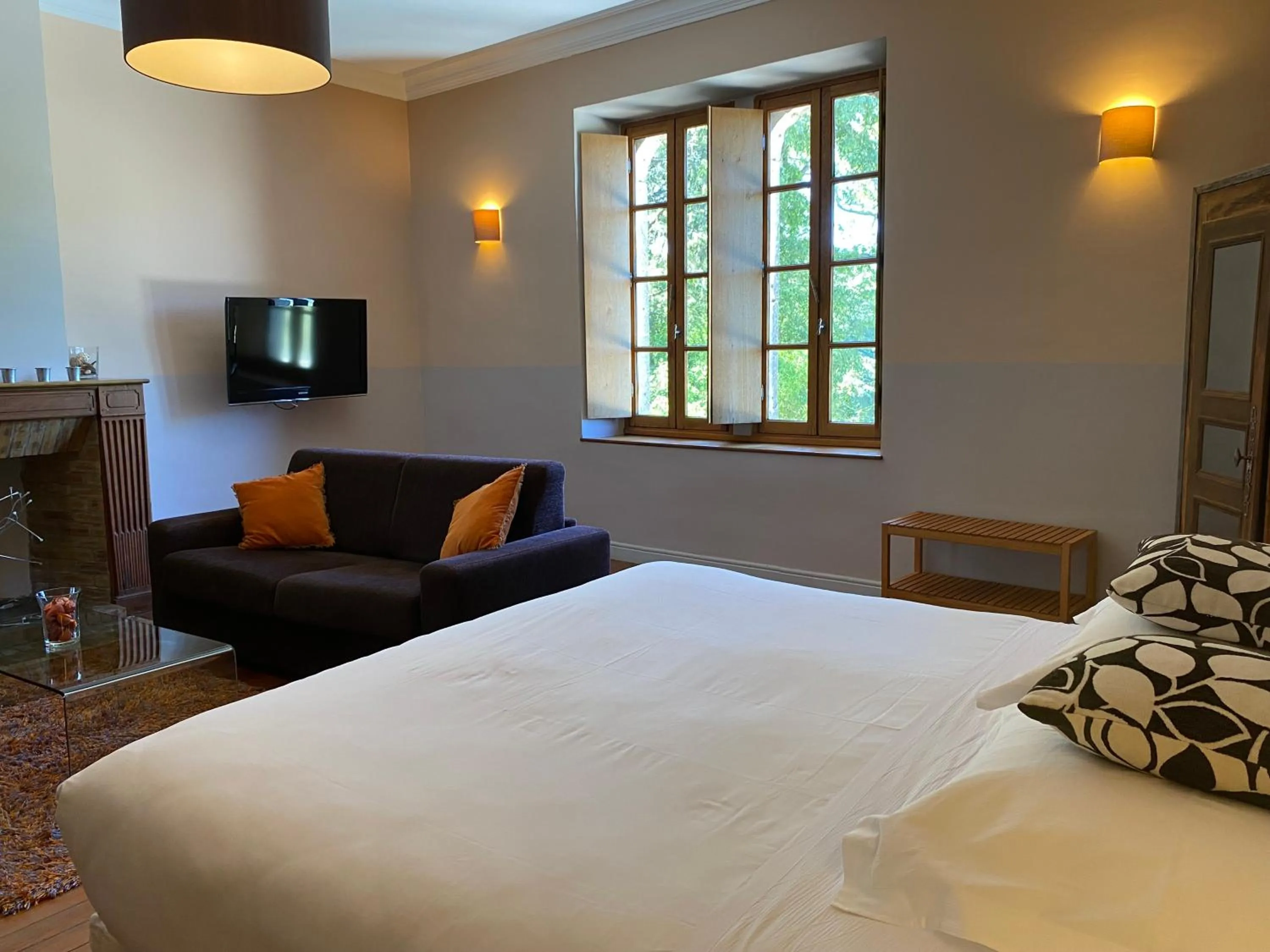 Bed in Logis Hôtel Château De Palaja