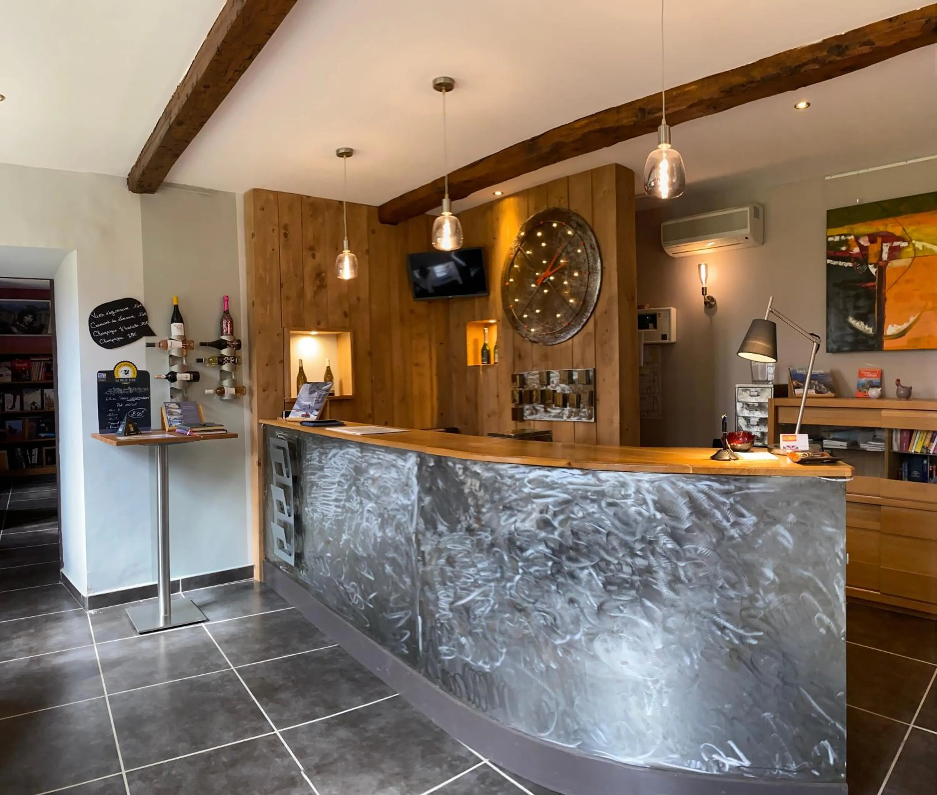 Lobby or reception in Logis Hôtel Château De Palaja