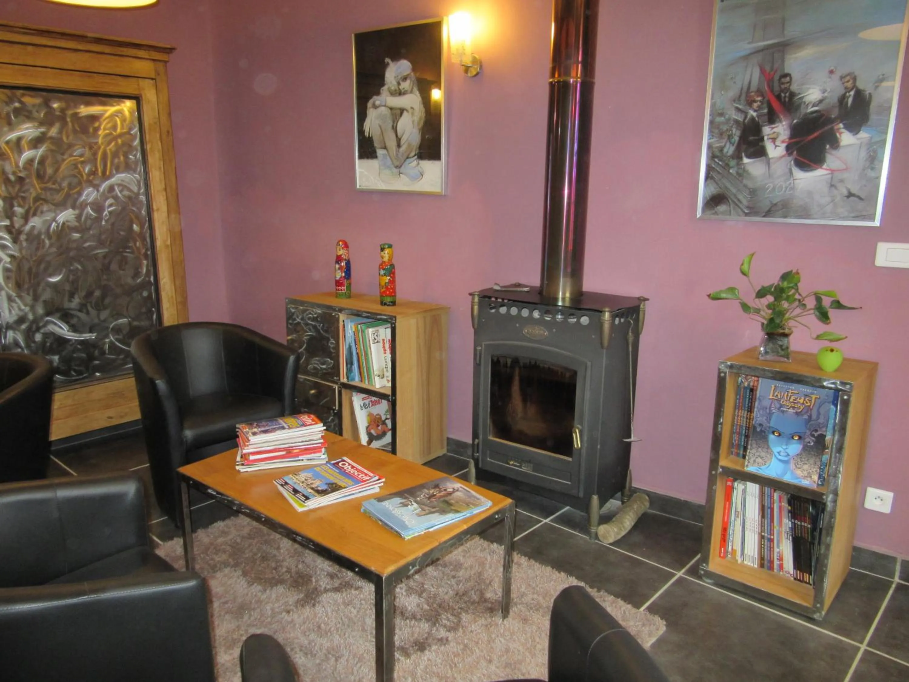 Communal lounge/ TV room in Logis Hôtel Château De Palaja