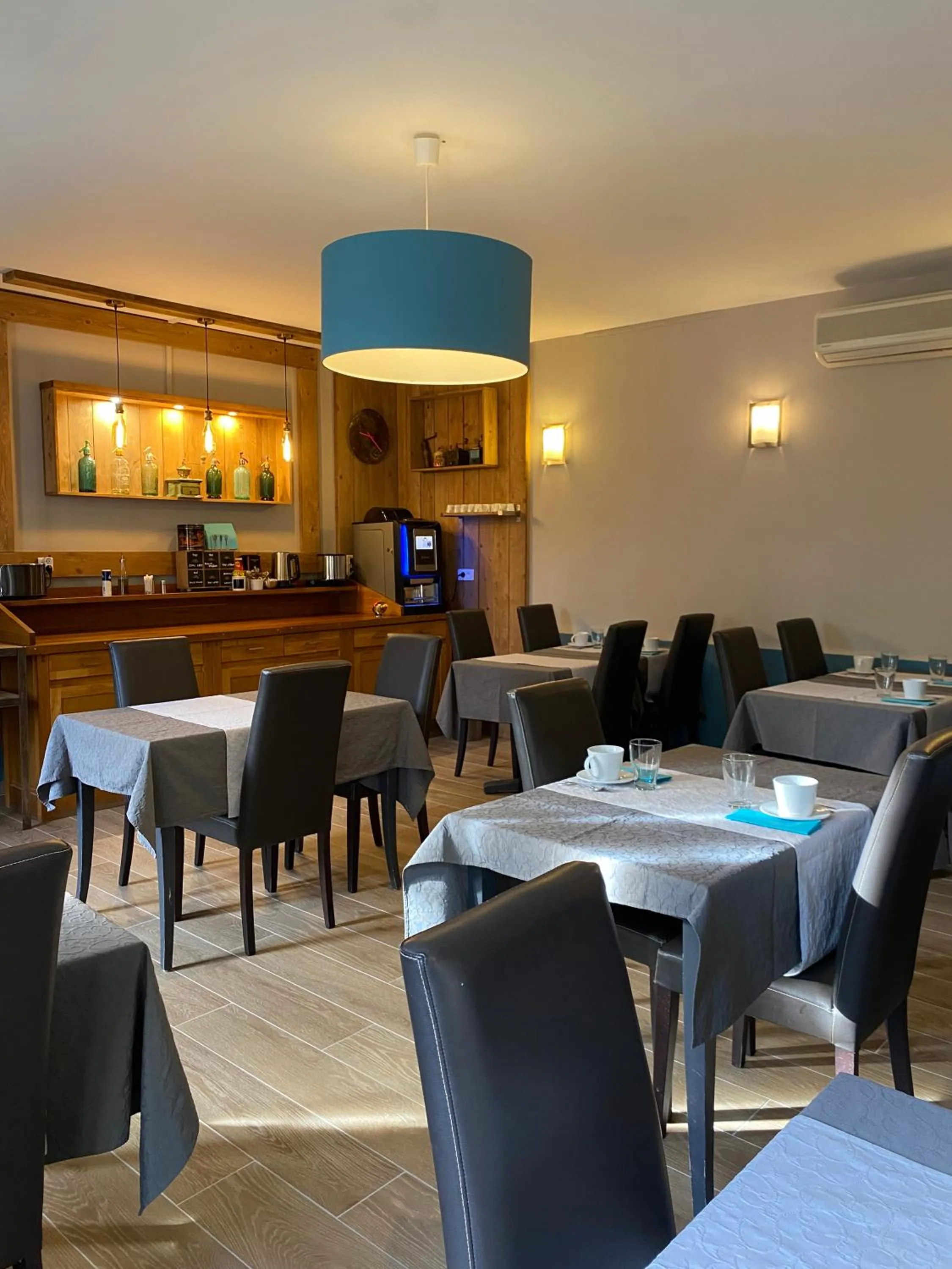 Breakfast in Logis Hôtel Château De Palaja