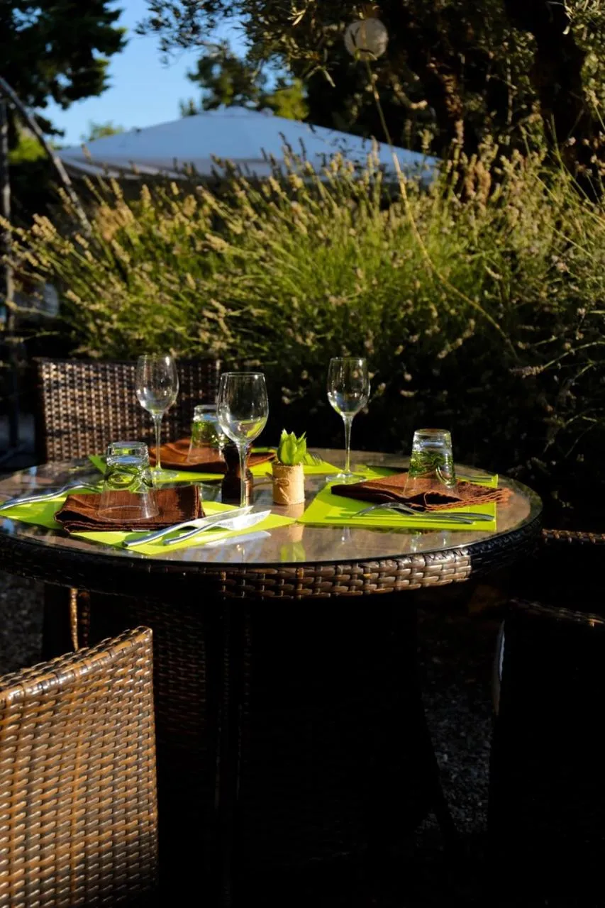 Restaurant/places to eat in Logis Hôtel Château De Palaja