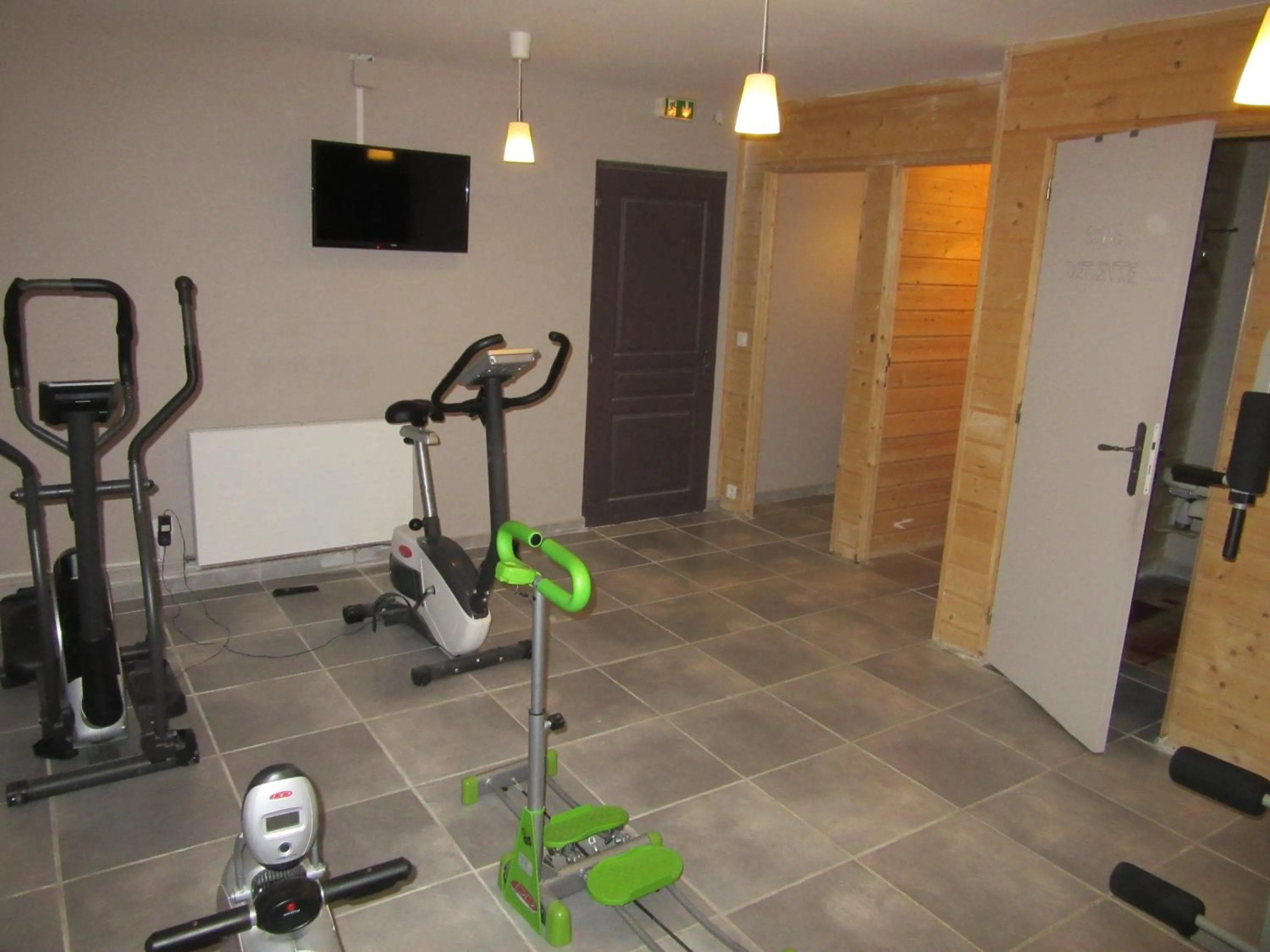 Fitness centre/facilities in Logis Hôtel Château De Palaja