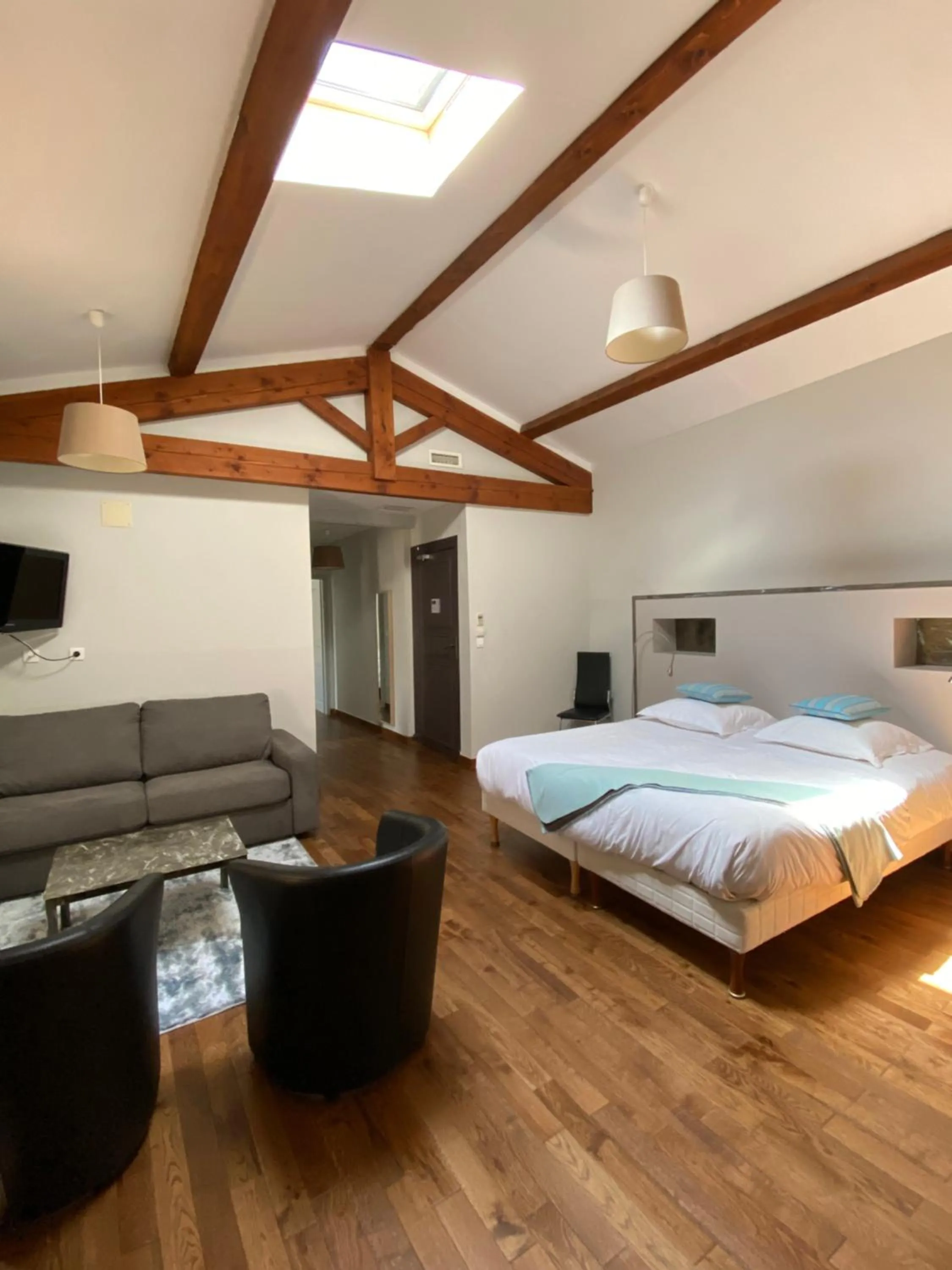 Two-Bedroom Suite in Logis Hôtel Château De Palaja