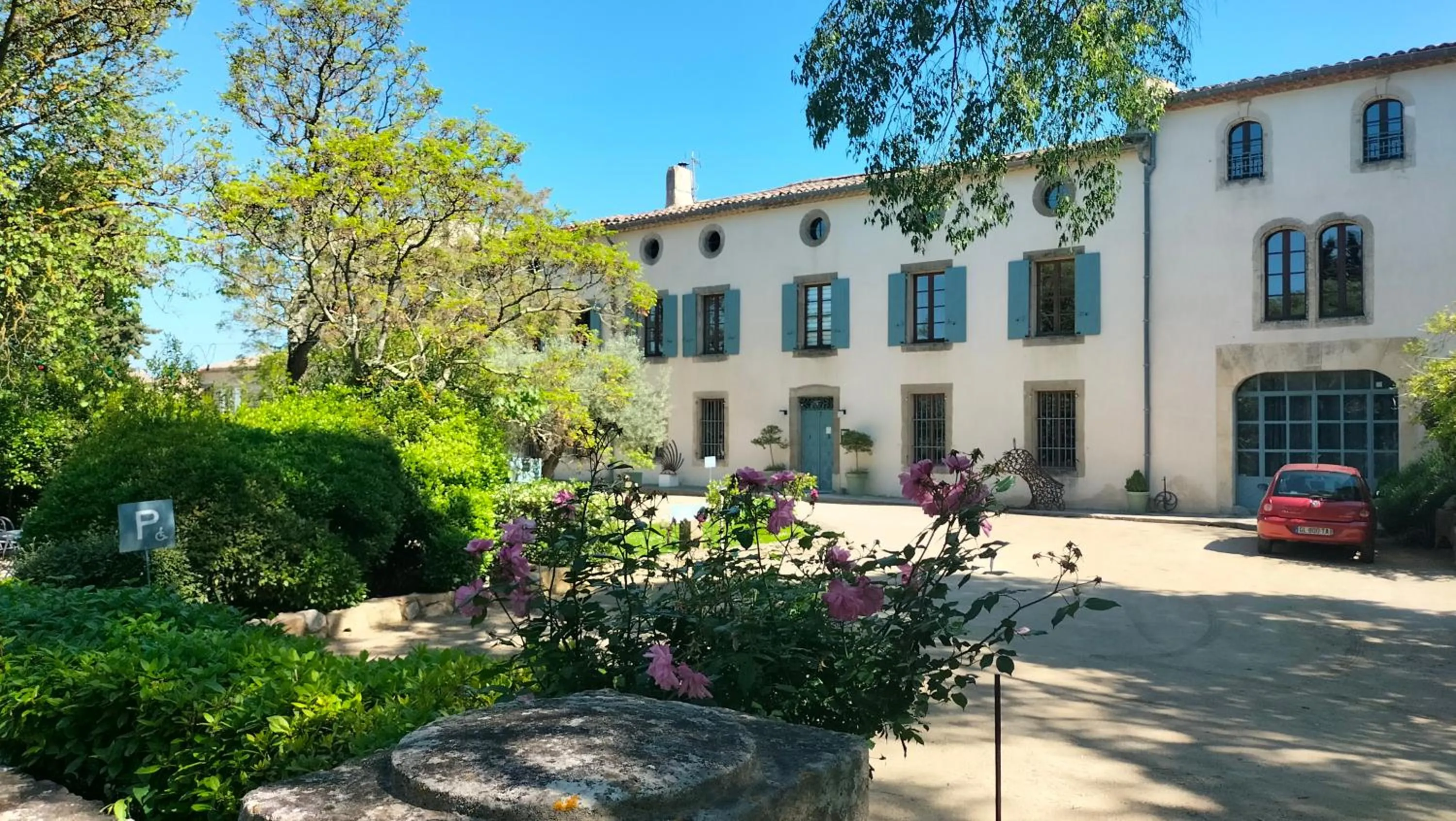 Facade/entrance in Logis Hôtel Château De Palaja