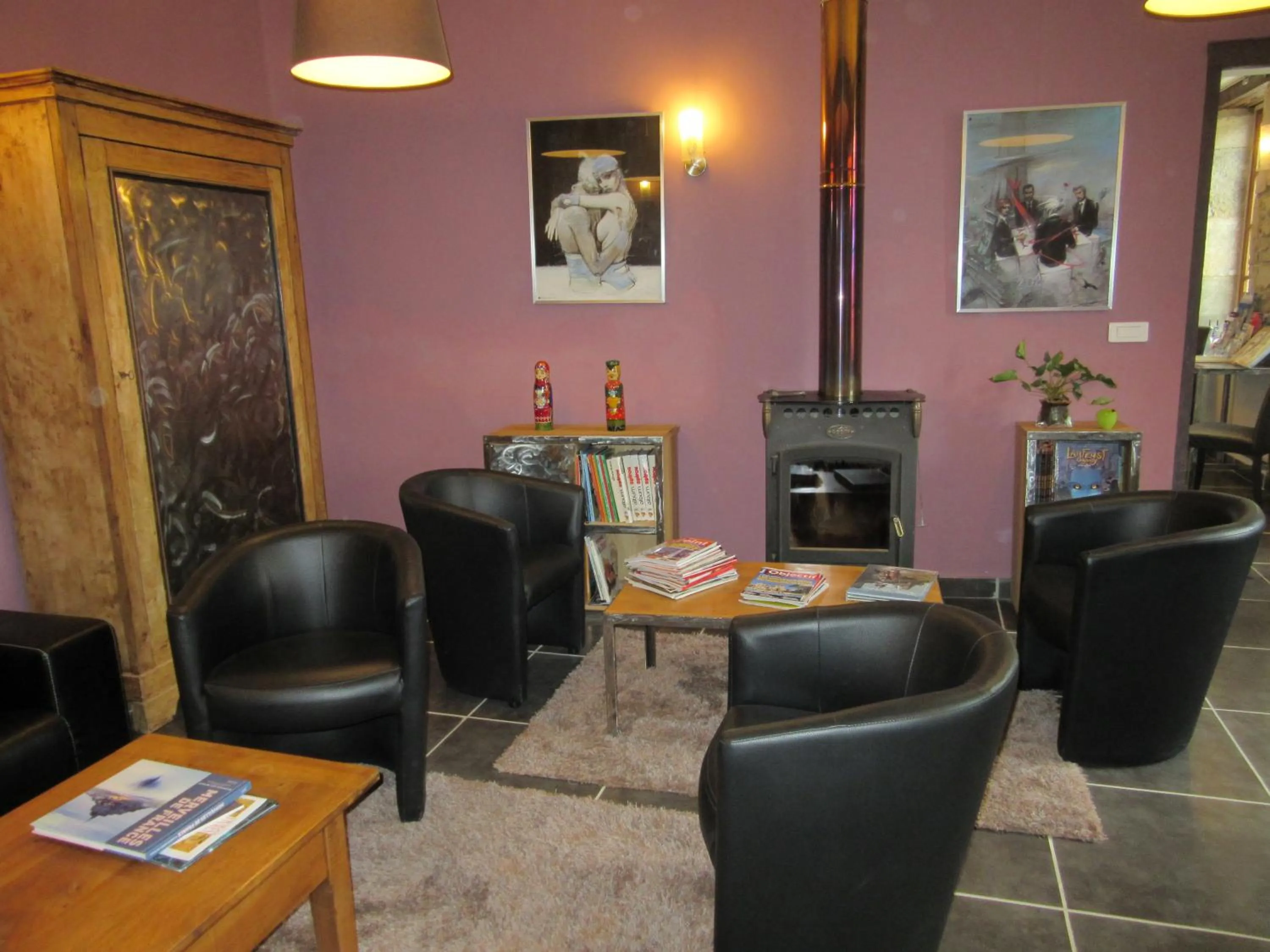 Communal lounge/ TV room in Logis Hôtel Château De Palaja