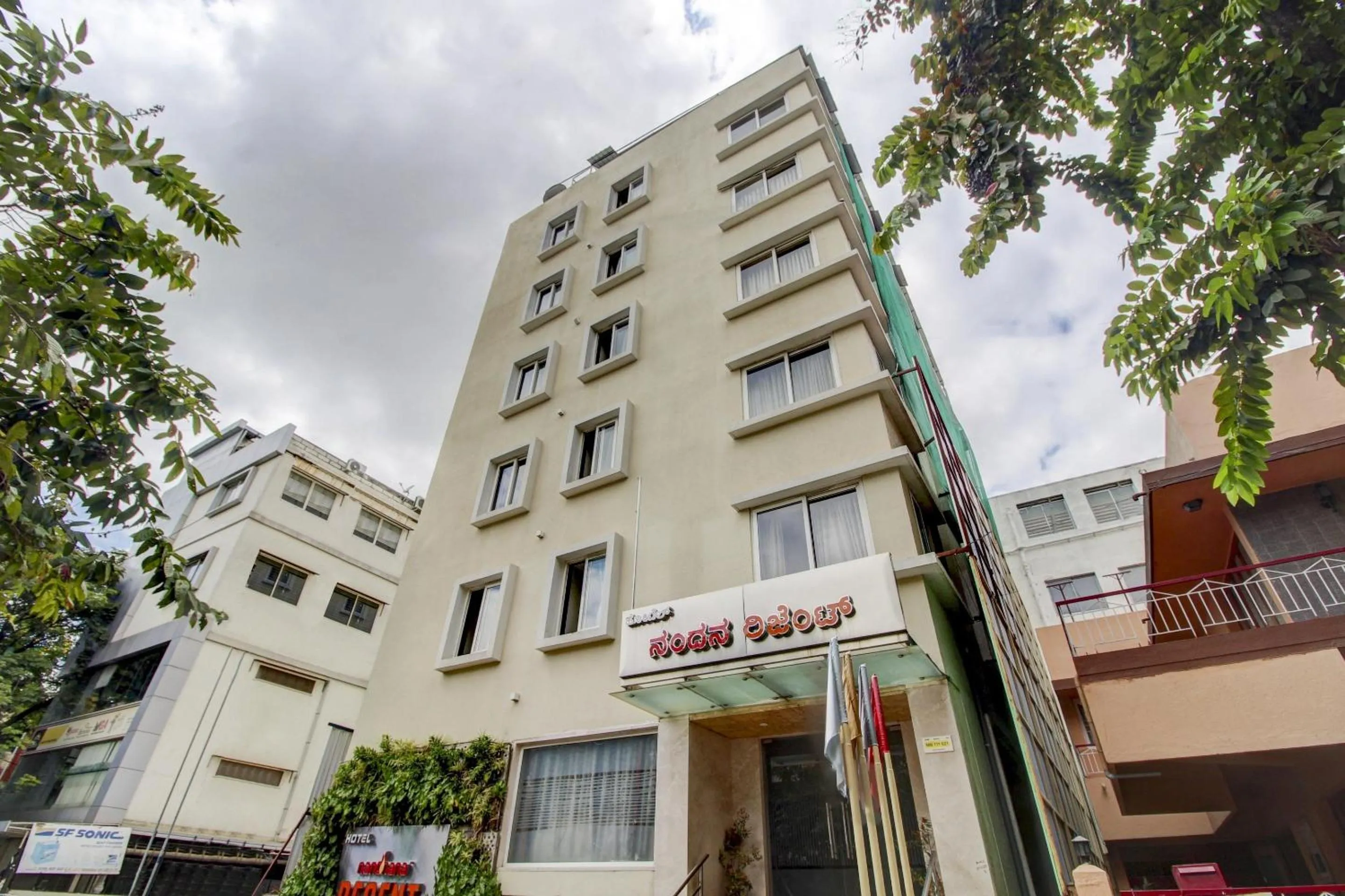 Facade/entrance in La Sara Regent